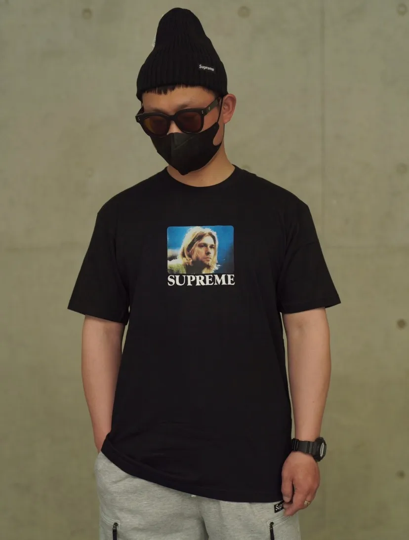 #S127 p110💰 Supreme SS23 Week1 KURTCOBAINTEE Kurt Cobain printing, loose version, using 260 grams of combed cotton double yarn, all three standards from fabrics to accessories, ZP, imported Matsui company slurry printing will never crack, the whole piece adopts three-needle five-thread technology (neckline-shoulder seam-sleeve seam double line, looks more three-dimensional and textured) consistent with the original version, classic version Feel free to compare zp. The whole piece adopts three-needle five-thread craftsmanship (neckline-shoulder seam-sleeve seam double thread, which looks more three-dimensional and textured). It has the same craftsmanship as the original original, classic version. Color: black, white, red, gray, light blue. Size: S M L XL XXL