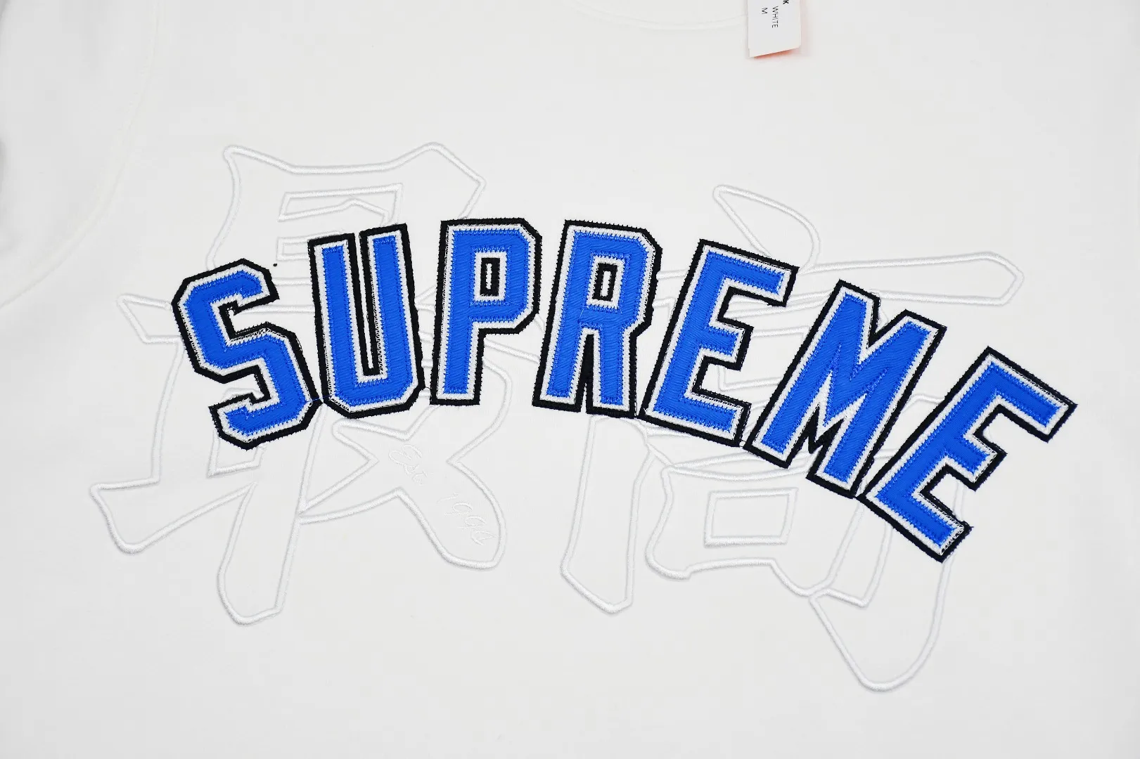S462💰p290 Top version Supreme 20SS Kanji Logo Crewneck Supreme embroidered fleece crewneck sweatshirt. For those of us who focus on top Supreme, this sweatshirt is naturally available. ZP purchase and pattern making operation 1. Fabric: ZP testing, custom weaving and dyeing, pure cotton 460G plus velvet main fabric, horizontal cutting, side stitching 520G 2X2 thread 2. Embroidery: embroidery equipment Behringer BEKS-Y924 machine is used (a level higher than Tajima embroidery machine). The thickness, saturation and size of the embroidery are all consistent. 3. Sewing process: Four-needle and six-thread boneless splicing technology is used in twelve places on the whole garment. Processed by a senior foreign trade factory (cannot be done by ordinary factories) 4. Hem and cuffs: all use 520G non-elastic threads (low-end goods use elastic threads, causing the hem and cuffs to appear wavy) 5. Customized ZP main label/wash water label/tag/packaging bag (equipped with extra large thickened handbag) Size: S~XL