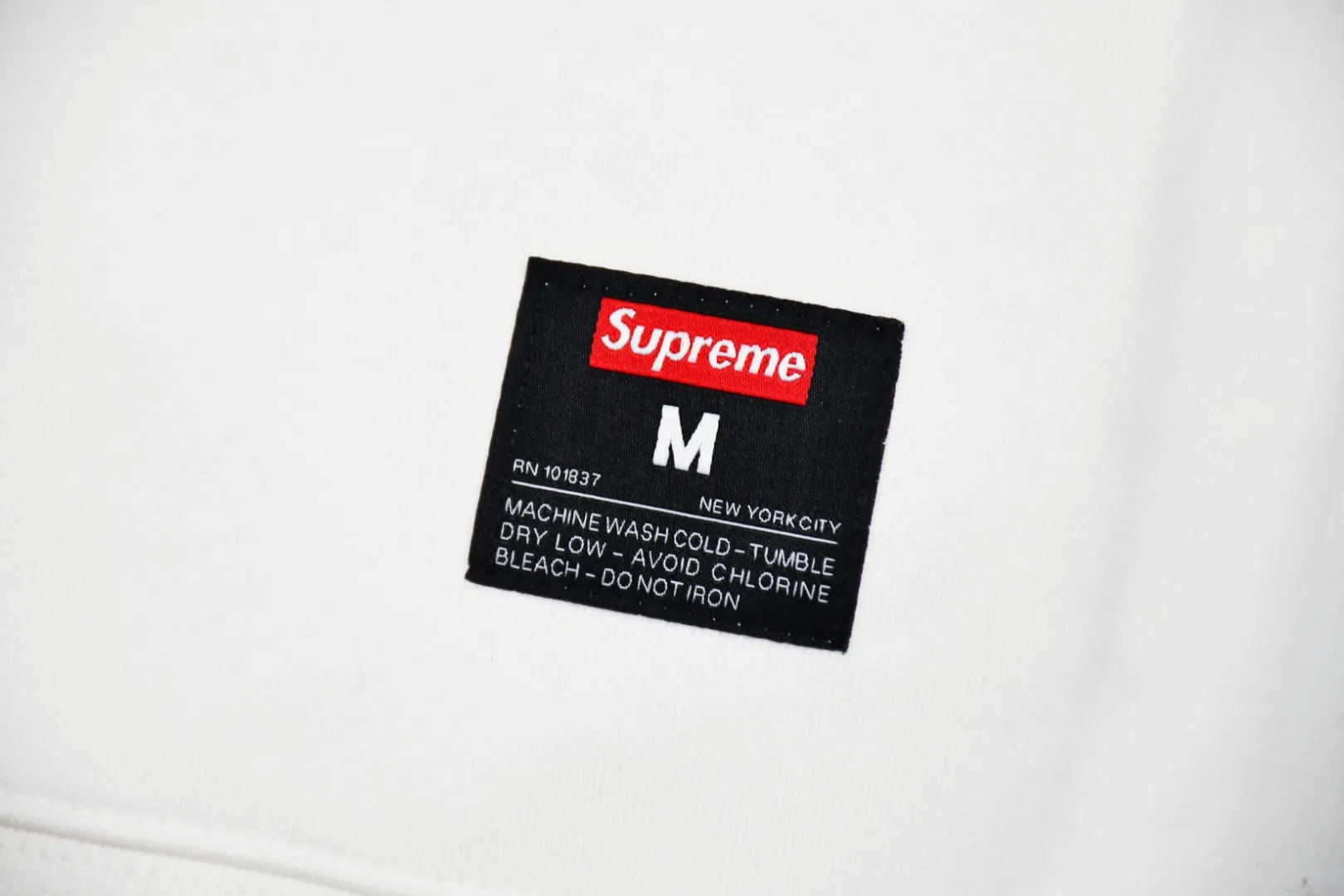 S462💰p290 Top version Supreme 20SS Kanji Logo Crewneck Supreme embroidered fleece crewneck sweatshirt. For those of us who focus on top Supreme, this sweatshirt is naturally available. ZP purchase and pattern making operation 1. Fabric: ZP testing, custom weaving and dyeing, pure cotton 460G plus velvet main fabric, horizontal cutting, side stitching 520G 2X2 thread 2. Embroidery: embroidery equipment Behringer BEKS-Y924 machine is used (a level higher than Tajima embroidery machine). The thickness, saturation and size of the embroidery are all consistent. 3. Sewing process: Four-needle and six-thread boneless splicing technology is used in twelve places on the whole garment. Processed by a senior foreign trade factory (cannot be done by ordinary factories) 4. Hem and cuffs: all use 520G non-elastic threads (low-end goods use elastic threads, causing the hem and cuffs to appear wavy) 5. Customized ZP main label/wash water label/tag/packaging bag (equipped with extra large thickened handbag) Size: S~XL