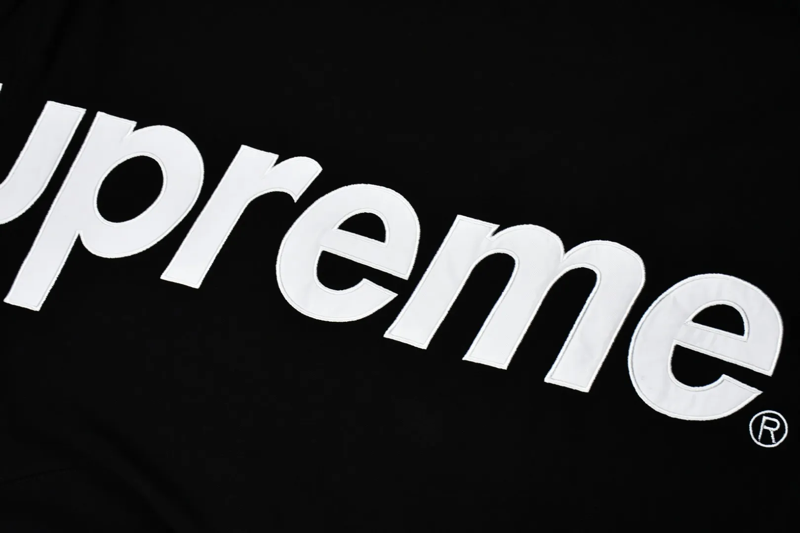 S504💰p330 Top version Supreme 22FW Satin Appliqué Hooded Sweatshirt with patch embroidery LOGO on the back. For those of us who focus on the top Supreme, this sweatshirt is naturally available. ZP purchase and pattern making operation 1. Fabric: ZP testing, custom weaving and dyeing, pure cotton 460G fleece main fabric 2. Technology: Large area embroidered letters on the back Imported Behringer embroidery machine work, exquisite and perfect presentation 3. Hem and cuffs: both use 520G non-elastic thread (low-end products use elastic thread, which causes the hem and cuffs to appear wavy) 4. Customized ZP main label/wash water label/tag/packaging bag (equipped with extra-large thickened handbag) Size: S~XL