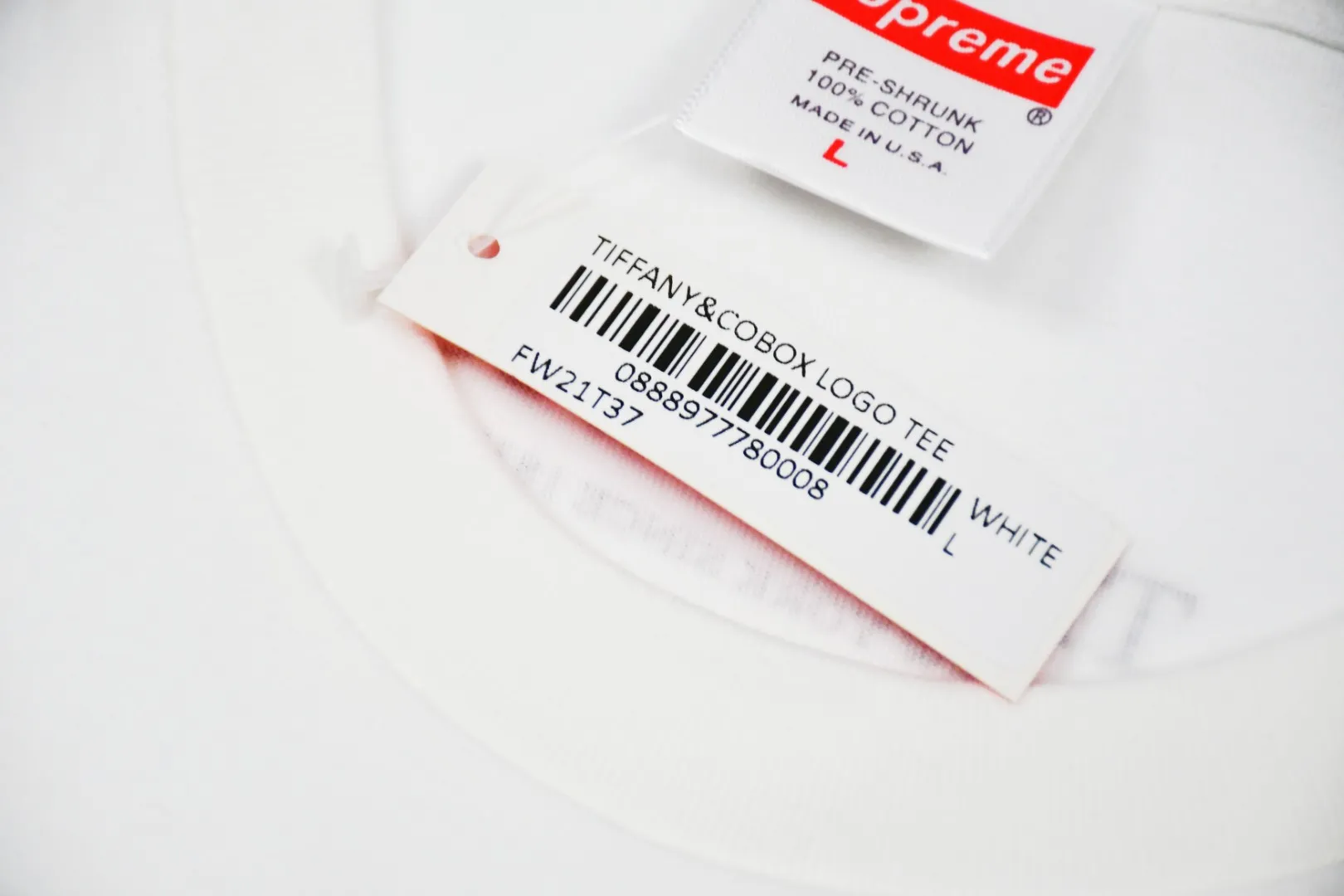 🅿️120 S13 top version Supreme 21FW Tiffany Co Box Logo Tee Tiffany co-branded short-sleeved T-shirt. For those of us who focus on top-level Sup products, this short-sleeved one is naturally available. It adopts cylindrical seamless technology (original technology, there are no stitched bones on the side of the clothes, the key point of identification) The fabrics are all custom-woven and dyed, 280g weight, 100% cotton, cylindrical fabric. Cylindrical fabric is a knitted fabric woven with a cylinder loom. The needles are distributed in a cylindrical shape on the fuselage. The gray fabric is a large cylinder, which needs to be opened and shaped before further use. There is no slit on the side of the clothes, so there is no washing label on the side of ordinary short-sleeves. There is only one collar label behind the neck. The printing is printed with thermosetting ink, also known as plastic. Ink, or self-adhesive ink, contains ingredients: mainly composed of polyvinyl chloride (PVC) and phthalates. PVC and phthalates, fixing agents, stabilizers, and thickeners are mixed to form a thermal ink. Solid ink is not the digital direct printing advertised on the market. The printing texture of thermoset ink is something that digital direct printing cannot achieve. The collar label has a watermark anti-counterfeiting effect, a real anti-counterfeiting layer, a probability of passing the version, and a high probability of passing the original packaging picture. Size：S-XL