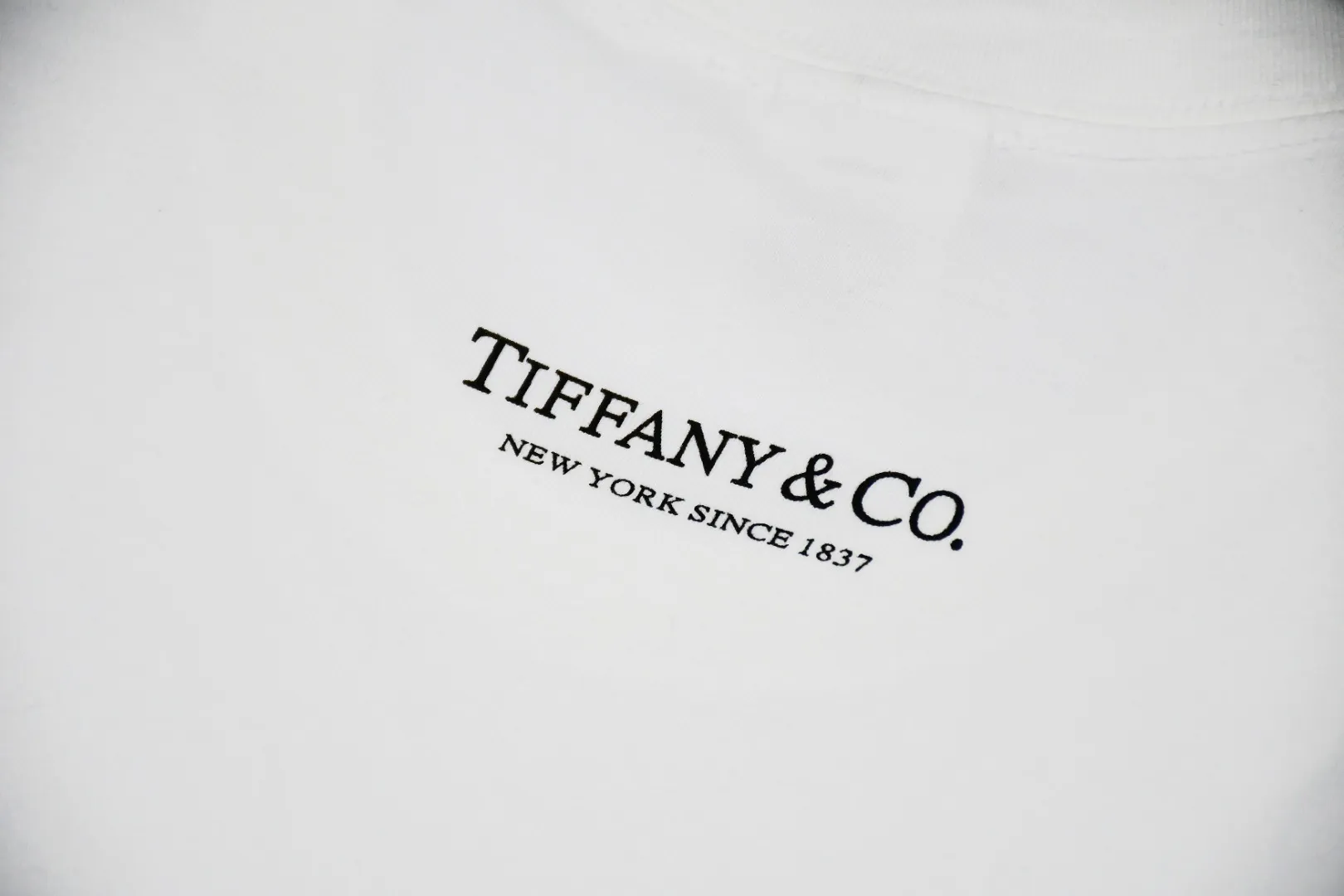 🅿️120 S13 top version Supreme 21FW Tiffany Co Box Logo Tee Tiffany co-branded short-sleeved T-shirt. For those of us who focus on top-level Sup products, this short-sleeved one is naturally available. It adopts cylindrical seamless technology (original technology, there are no stitched bones on the side of the clothes, the key point of identification) The fabrics are all custom-woven and dyed, 280g weight, 100% cotton, cylindrical fabric. Cylindrical fabric is a knitted fabric woven with a cylinder loom. The needles are distributed in a cylindrical shape on the fuselage. The gray fabric is a large cylinder, which needs to be opened and shaped before further use. There is no slit on the side of the clothes, so there is no washing label on the side of ordinary short-sleeves. There is only one collar label behind the neck. The printing is printed with thermosetting ink, also known as plastic. Ink, or self-adhesive ink, contains ingredients: mainly composed of polyvinyl chloride (PVC) and phthalates. PVC and phthalates, fixing agents, stabilizers, and thickeners are mixed to form a thermal ink. Solid ink is not the digital direct printing advertised on the market. The printing texture of thermoset ink is something that digital direct printing cannot achieve. The collar label has a watermark anti-counterfeiting effect, a real anti-counterfeiting layer, a probability of passing the version, and a high probability of passing the original packaging picture. Size：S-XL