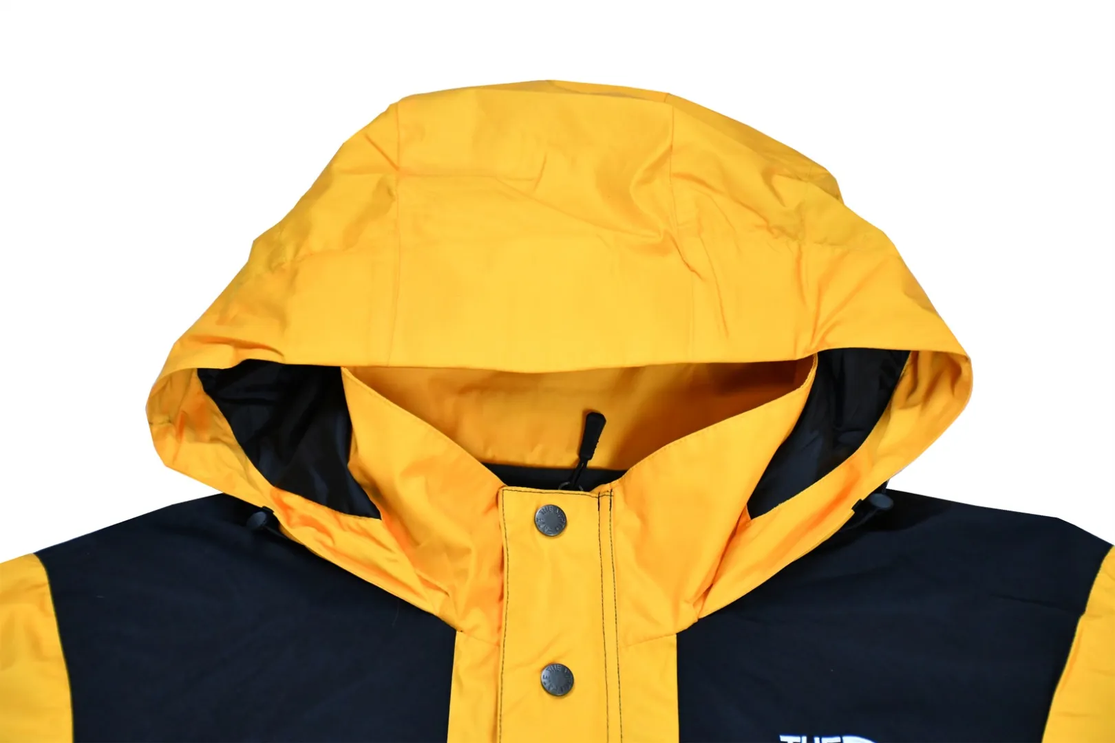 🅿️720 MX03 MAX/top version, exclusive quality across the entire network, Supreme x The North Face 19FW North Face Liberty Jacket, embroidery equipment, using Behringer BEKS-Y924 machine (a level higher than Tajima embroidery machine), embroidery thickness, saturation and size are all consistent ZP Printing process: A whole piece of printing needs to be done 4 times to complete the printing of this piece of clothing. 1. A piece of printing on the front side, 2. A layer of printing on the north side, 3. A piece hidden at the zipper placket. Only one piece of printing is taken from one piece and the rest are discarded. 4. In order to put together the overall printing on the pockets on both sides, one piece of printing is taken from two pockets. The pattern splicing, only two small pieces were taken from one printing, and the rest were discarded. This is the extremely high demand and loss of printing. There are 8 YKK zippers in total, and there are three different types of zippers/sliders among the eight. Among them, there is a No. 5 resin zipper on the placket, four No. 3 resin zippers on the outer pockets and sleeves, three reverse-pull metal zippers on the inside, and two The side pockets and sleeves have hidden zippers. Professional-grade waterproof coating fabric. The whole body is laminated with a professional waterproof coating. The waterproof effect is first-class. It has built-in thin fleece. It has excellent warmth and wind protection properties and perfect breathability. The polyamide fiber component is dispersed. Fuel printing. Infrared screen positioning. Digital printing. After cutting, more than 20 versions have been opened. Cut and print by size, each size. Each part requires workers to cut according to the pattern, which is time-consuming and labor-intensive, and the labor cost is extremely high. The ink imported from Belgium is automatically recognized in four colors, and there are four sizes in total. The goddess statue of the entire dress is complete, all stitched in alignment, and meticulous. The R letter is embroidered with elephant legs. The embroidery is fuller and more delicate, the embroidery details are perfect, and the accessories are laser marked. Size：S-XL