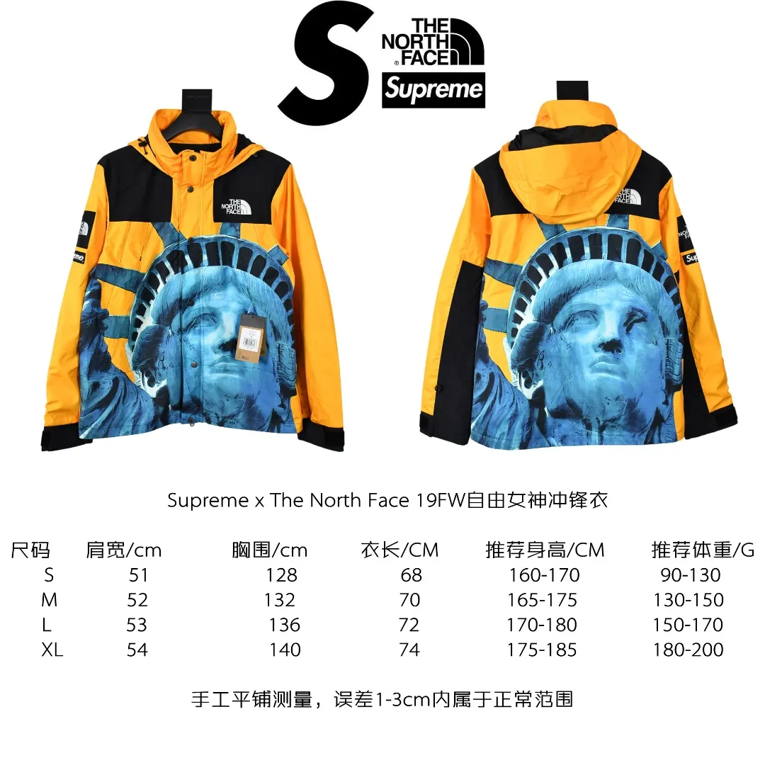 🅿️720 MX03 MAX/top version, exclusive quality across the entire network, Supreme x The North Face 19FW North Face Liberty Jacket, embroidery equipment, using Behringer BEKS-Y924 machine (a level higher than Tajima embroidery machine), embroidery thickness, saturation and size are all consistent ZP Printing process: A whole piece of printing needs to be done 4 times to complete the printing of this piece of clothing. 1. A piece of printing on the front side, 2. A layer of printing on the north side, 3. A piece hidden at the zipper placket. Only one piece of printing is taken from one piece and the rest are discarded. 4. In order to put together the overall printing on the pockets on both sides, one piece of printing is taken from two pockets. The pattern splicing, only two small pieces were taken from one printing, and the rest were discarded. This is the extremely high demand and loss of printing. There are 8 YKK zippers in total, and there are three different types of zippers/sliders among the eight. Among them, there is a No. 5 resin zipper on the placket, four No. 3 resin zippers on the outer pockets and sleeves, three reverse-pull metal zippers on the inside, and two The side pockets and sleeves have hidden zippers. Professional-grade waterproof coating fabric. The whole body is laminated with a professional waterproof coating. The waterproof effect is first-class. It has built-in thin fleece. It has excellent warmth and wind protection properties and perfect breathability. The polyamide fiber component is dispersed. Fuel printing. Infrared screen positioning. Digital printing. After cutting, more than 20 versions have been opened. Cut and print by size, each size. Each part requires workers to cut according to the pattern, which is time-consuming and labor-intensive, and the labor cost is extremely high. The ink imported from Belgium is automatically recognized in four colors, and there are four sizes in total. The goddess statue of the entire dress is complete, all stitched in alignment, and meticulous. The R letter is embroidered with elephant legs. The embroidery is fuller and more delicate, the embroidery details are perfect, and the accessories are laser marked. Size：S-XL
