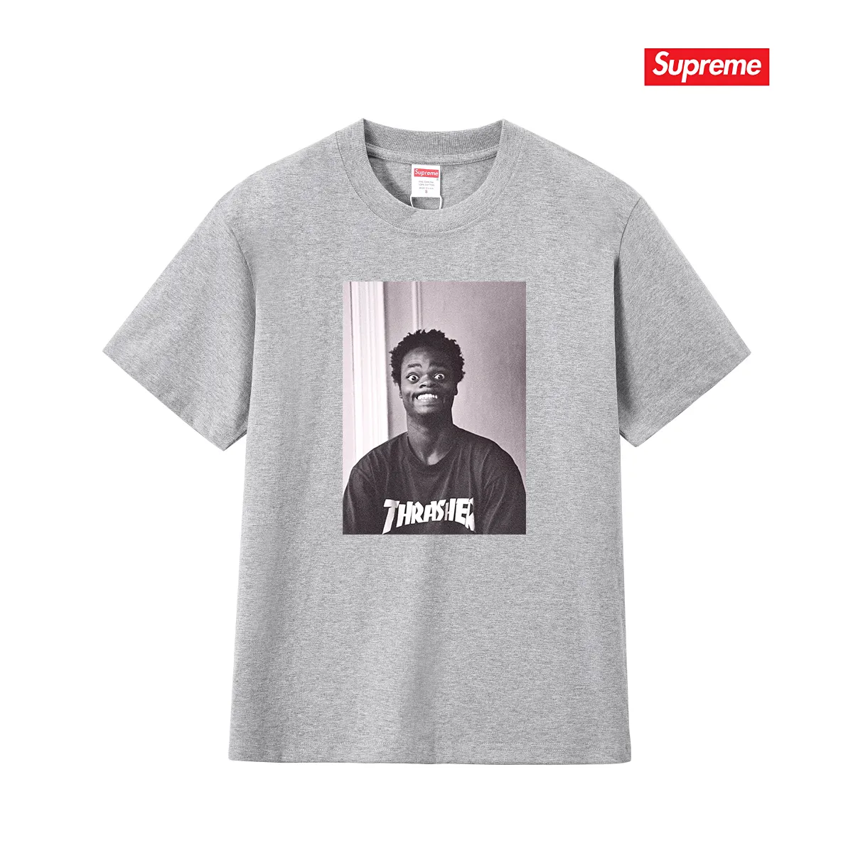 S262 P110💰 Supreme THRASHER co-branded comfortable T-shirt with character pattern printing, same style for men and women, loose fit, made of 260g combed cotton double yarn, all three standards from fabrics to accessories, ZP, imported Matsui company slurry printing will not crack, the whole piece adopts three-needle five-thread process. The neckline-shoulder seam-sleeve seam is double-lined, looks more three-dimensional and textured) and the original version has the same craftsmanship, classic version Feel free to compare zp. The whole piece adopts three-needle five-thread craftsmanship (neckline-shoulder seam-sleeve seam double thread, which looks more three-dimensional and textured). It has the same craftsmanship as the original original, classic version. Color: black, white, light gray, pink, navy. Size: S M L XL XXL