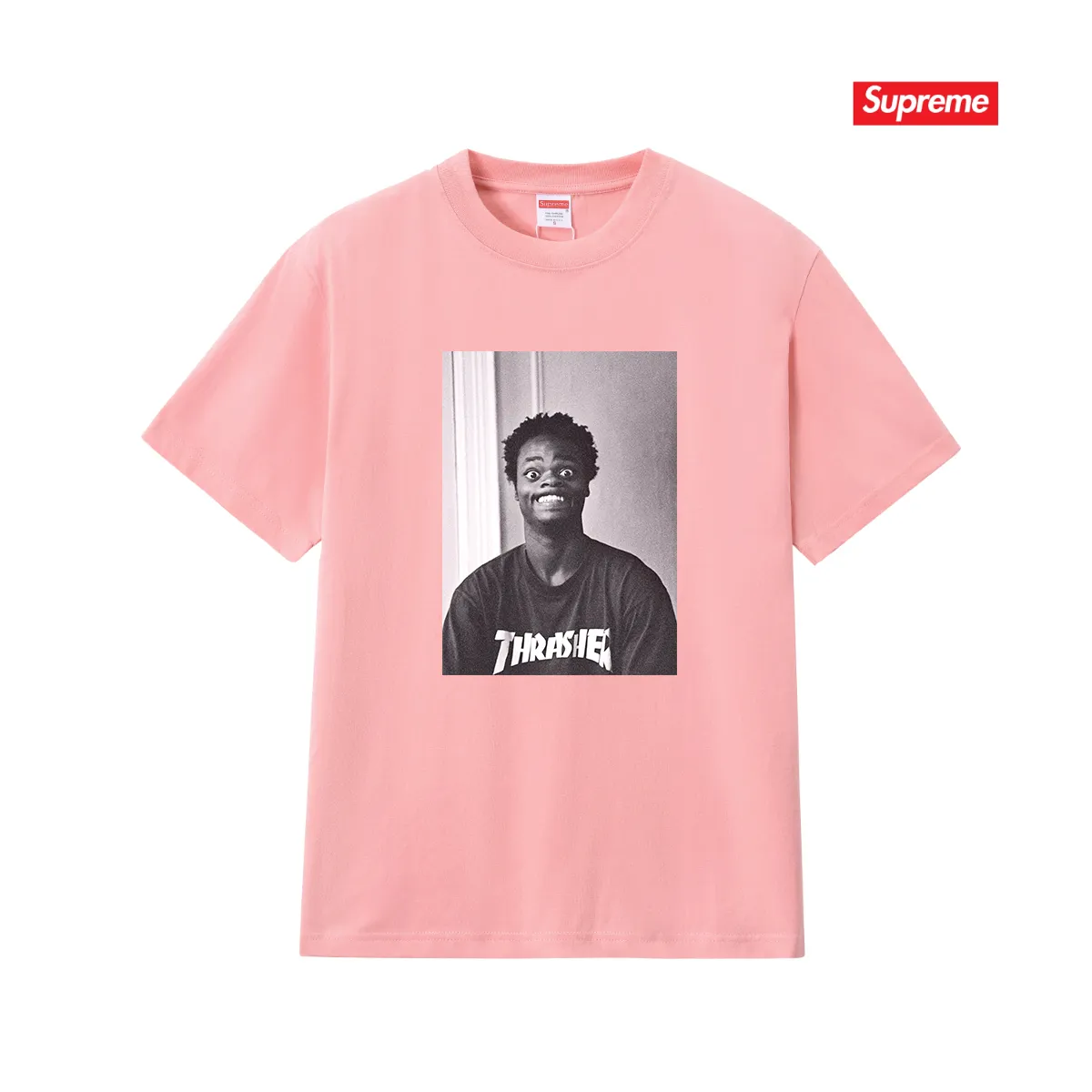 S262 P110💰 Supreme THRASHER co-branded comfortable T-shirt with character pattern printing, same style for men and women, loose fit, made of 260g combed cotton double yarn, all three standards from fabrics to accessories, ZP, imported Matsui company slurry printing will not crack, the whole piece adopts three-needle five-thread process. The neckline-shoulder seam-sleeve seam is double-lined, looks more three-dimensional and textured) and the original version has the same craftsmanship, classic version Feel free to compare zp. The whole piece adopts three-needle five-thread craftsmanship (neckline-shoulder seam-sleeve seam double thread, which looks more three-dimensional and textured). It has the same craftsmanship as the original original, classic version. Color: black, white, light gray, pink, navy. Size: S M L XL XXL