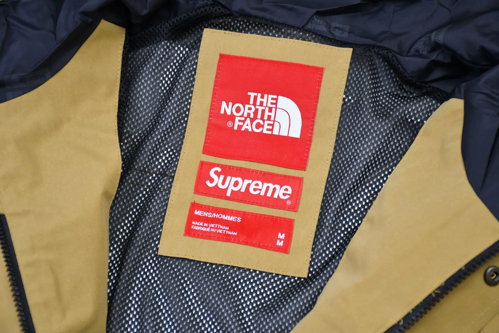 MX84💰p650 MAX/top version, exclusive quality on the entire network, ZP player designated version, Supreme SS20 Week 13 x TNF Cargo Jacket, joint North Face multi-pocket jacket, a true jacket, waterproof, windproof, breathable and warm. 1. In order to perfectly restore the original version, the fabric uses 70D*320D# which is extremely difficult and expensive to embroider. 110g/㎡ low-density nylon plain fabric. The fabric is ultra-thin, low-density and breathable. Top-grade waterproof coating is added to both front and back sides to easily achieve the rolling effect of water droplets on a lotus leaf. The main body mesh is 95g/㎡ extra large mesh. 2. The embroidery uses the original embroidery data file. The machine uses the BEHRINGER BEKS-Y924 embroidery machine (a level higher than the Tajima embroidery machine). The machine head tension is small and does little damage to the fabric. The fullness and precision of the embroidery are the best 3. The correct hangtag and the correct accessories. The resin zipper and nylon zipper are purchased from YKK Shanghai Yoshida Company. The special non-domestic standard parts are all custom-made by the foundry. The metal four-button buckle and small zipper hanging beads are all customized at 1:1. The main label and laser are all customized separately for this year's new models. The multiple bags are all folded with lengthened bag openings to achieve waterproof and anti-lost functions. The sewing work is complicated. There are many special machines for edge sealing and many pockets. The density of the fabric is sparse and you will be injured if you are not careful, so they are all produced by the same master craftsmen. Sizes: S~XL