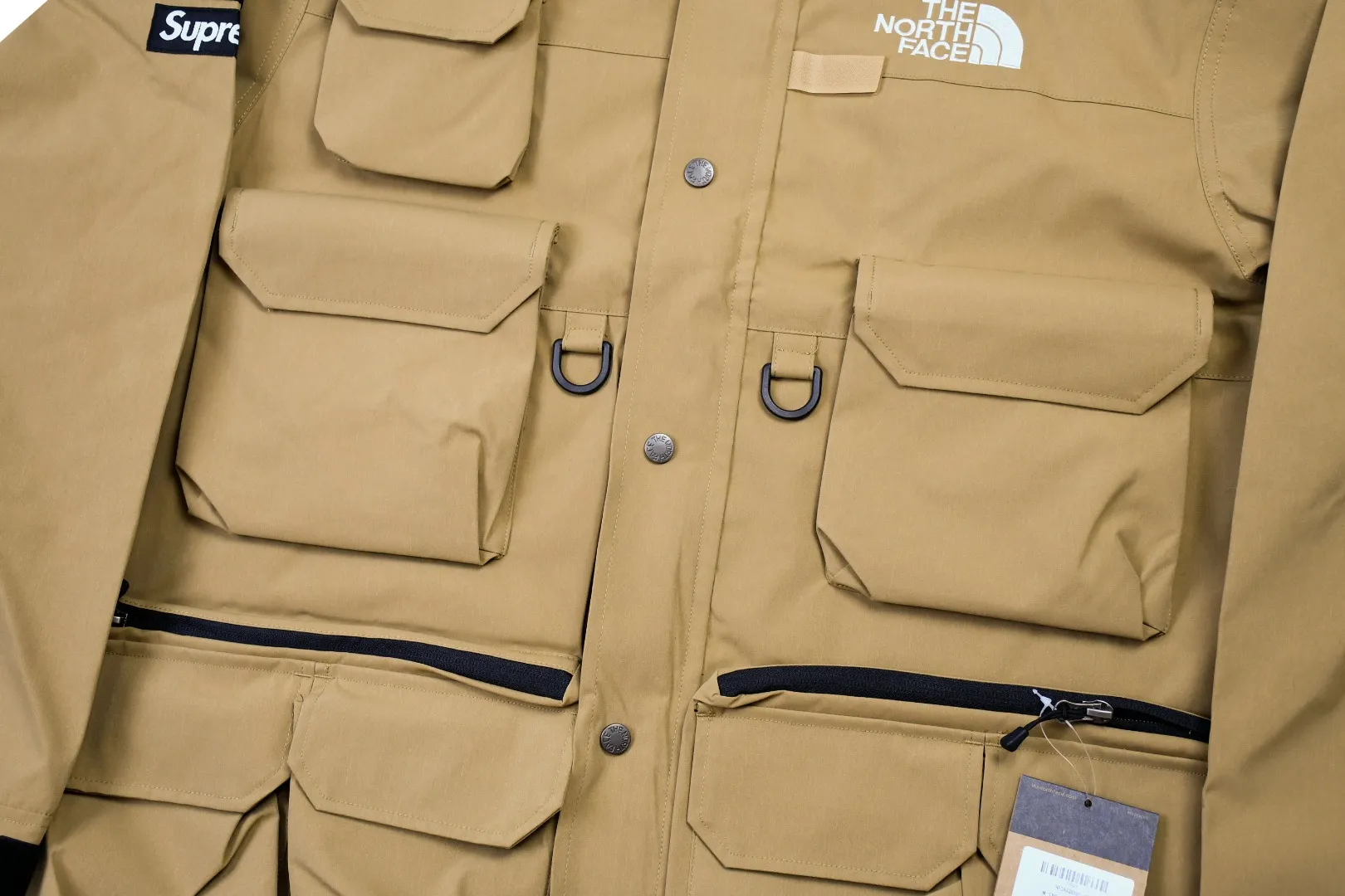 MX84💰p650 MAX/top version, exclusive quality on the entire network, ZP player designated version, Supreme SS20 Week 13 x TNF Cargo Jacket, joint North Face multi-pocket jacket, a true jacket, waterproof, windproof, breathable and warm. 1. In order to perfectly restore the original version, the fabric uses 70D*320D# which is extremely difficult and expensive to embroider. 110g/㎡ low-density nylon plain fabric. The fabric is ultra-thin, low-density and breathable. Top-grade waterproof coating is added to both front and back sides to easily achieve the rolling effect of water droplets on a lotus leaf. The main body mesh is 95g/㎡ extra large mesh. 2. The embroidery uses the original embroidery data file. The machine uses the BEHRINGER BEKS-Y924 embroidery machine (a level higher than the Tajima embroidery machine). The machine head tension is small and does little damage to the fabric. The fullness and precision of the embroidery are the best 3. The correct hangtag and the correct accessories. The resin zipper and nylon zipper are purchased from YKK Shanghai Yoshida Company. The special non-domestic standard parts are all custom-made by the foundry. The metal four-button buckle and small zipper hanging beads are all customized at 1:1. The main label and laser are all customized separately for this year's new models. The multiple bags are all folded with lengthened bag openings to achieve waterproof and anti-lost functions. The sewing work is complicated. There are many special machines for edge sealing and many pockets. The density of the fabric is sparse and you will be injured if you are not careful, so they are all produced by the same master craftsmen. Sizes: S~XL