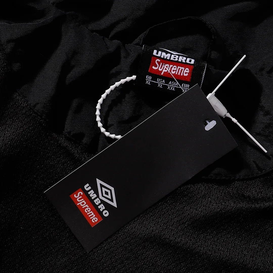 P340 Supreme SS22 Week 11 x umbro/Umbro joint model Track Jacket hooded American trendy jacket black SMLXL size S M L XL length 68-70-72-74 bust 128-132-136-140 sleeve length 80-81-82-83