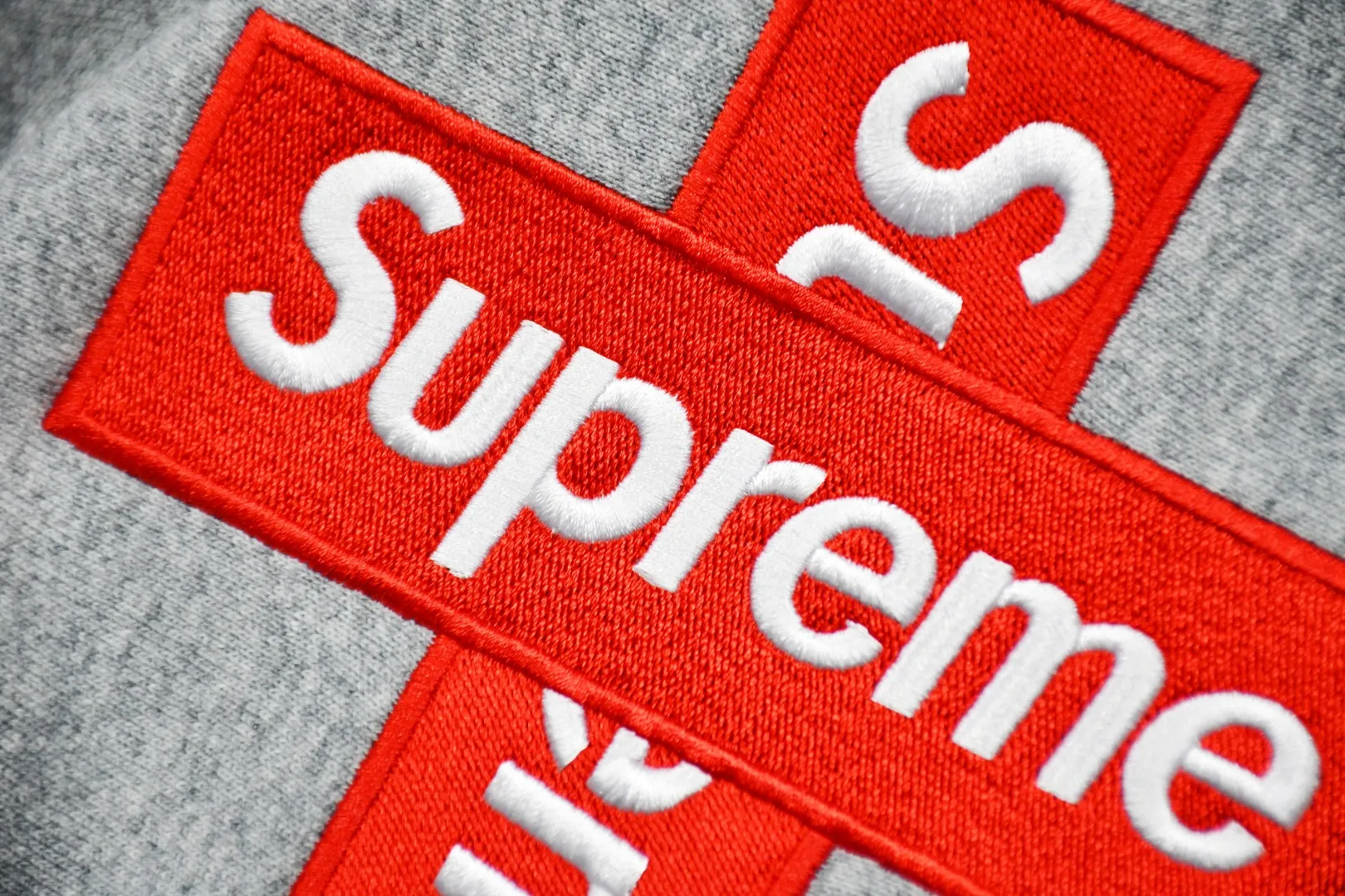 S454💰p320 Top version Supreme FW20 Week 15 Cross Box Logo Hooded Sweatshirt Cross embroidery hooded sweatshirt For those of us who focus on top Supreme, the cross sweatshirt is naturally available. ZP purchase and pattern making operation 1. Fabric: ZP testing, custom weaving and dyeing, pure cotton 460G plus velvet main fabric, horizontal cutting, side stitching 520G 2X2 thread 2. Embroidery: The embroidery equipment is operated by BEHRINGER BEKS-Y924 machine (a level higher than Tajima embroidery machine). The embroidery thickness, saturation and size are all consistent. 3. Sewing process: The whole garment adopts four-needle and six-thread boneless splicing technology in twelve places. Processed by a senior foreign trade factory (ordinary factories cannot do it). 4. Hem and cuffs: all use 520G inelastic thread. (Low-end products use elastic threads to cause the hem and cuffs to appear wavy) 5. Customized ZP main label/wash water label/hangtag/packaging bag (equipped with an extra-large thickened handbag) Size: S~XL