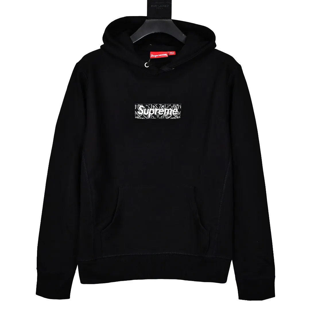 S468💰p320 Top version Supreme FW19 Week 16 Bandana Box Logo Hooded Sweatshirt Cashew flower embroidered hooded fleece sweatshirt For those of us who focus on the top Supreme, the cashew flower sweatshirt is naturally available ZP purchase and pattern making operation 1. Fabric: ZP test Custom weaving and dyeing Pure cotton 460G plus velvet main fabric Horizontal cutting Side stitching 520G 2X2 Thread 2. Embroidery: Embroidery equipment uses BEHRINGER BEKS-Y924 machine (a level higher than Tajima embroidery machine). The embroidery thickness, saturation and size are all consistent. 3. Sewing process: Four needles and six threads are used in 12 places on the whole garment. The boneless splicing process is processed by a senior foreign trade factory (ordinary factories cannot do it). 4. Hem and cuffs: all use 520G inelastic thread. (Low-end products use elastic threads to cause the hem and cuffs to appear wavy) 5. Customized ZP main label/wash water label/hangtag/packaging bag (equipped with an extra-large thickened handbag) Size: S~XL