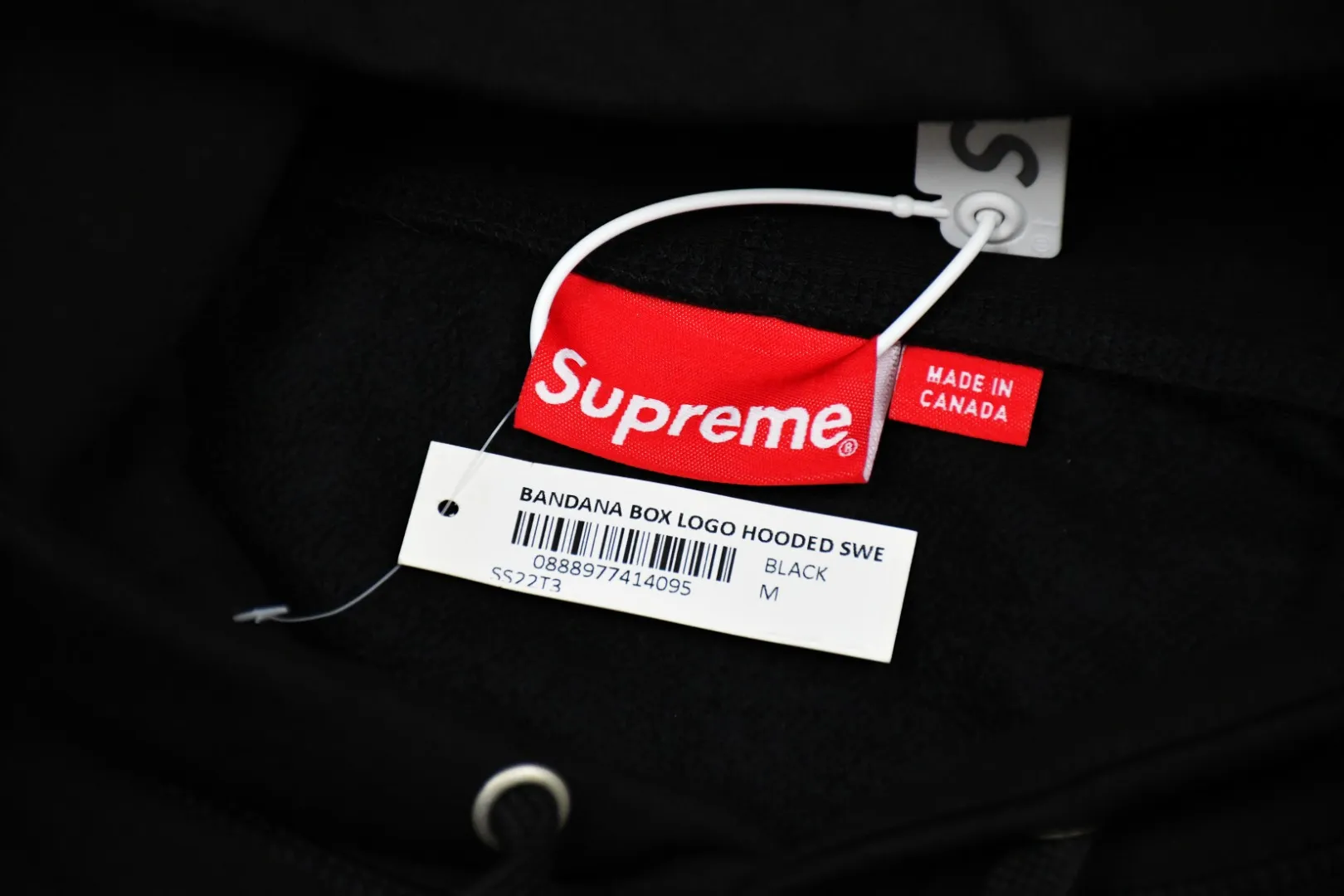 S468💰p320 Top version Supreme FW19 Week 16 Bandana Box Logo Hooded Sweatshirt Cashew flower embroidered hooded fleece sweatshirt For those of us who focus on the top Supreme, the cashew flower sweatshirt is naturally available ZP purchase and pattern making operation 1. Fabric: ZP test Custom weaving and dyeing Pure cotton 460G plus velvet main fabric Horizontal cutting Side stitching 520G 2X2 Thread 2. Embroidery: Embroidery equipment uses BEHRINGER BEKS-Y924 machine (a level higher than Tajima embroidery machine). The embroidery thickness, saturation and size are all consistent. 3. Sewing process: Four needles and six threads are used in 12 places on the whole garment. The boneless splicing process is processed by a senior foreign trade factory (ordinary factories cannot do it). 4. Hem and cuffs: all use 520G inelastic thread. (Low-end products use elastic threads to cause the hem and cuffs to appear wavy) 5. Customized ZP main label/wash water label/hangtag/packaging bag (equipped with an extra-large thickened handbag) Size: S~XL