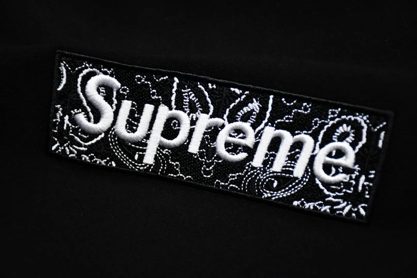 S468💰p320 Top version Supreme FW19 Week 16 Bandana Box Logo Hooded Sweatshirt Cashew flower embroidered hooded fleece sweatshirt For those of us who focus on the top Supreme, the cashew flower sweatshirt is naturally available ZP purchase and pattern making operation 1. Fabric: ZP test Custom weaving and dyeing Pure cotton 460G plus velvet main fabric Horizontal cutting Side stitching 520G 2X2 Thread 2. Embroidery: Embroidery equipment uses BEHRINGER BEKS-Y924 machine (a level higher than Tajima embroidery machine). The embroidery thickness, saturation and size are all consistent. 3. Sewing process: Four needles and six threads are used in 12 places on the whole garment. The boneless splicing process is processed by a senior foreign trade factory (ordinary factories cannot do it). 4. Hem and cuffs: all use 520G inelastic thread. (Low-end products use elastic threads to cause the hem and cuffs to appear wavy) 5. Customized ZP main label/wash water label/hangtag/packaging bag (equipped with an extra-large thickened handbag) Size: S~XL