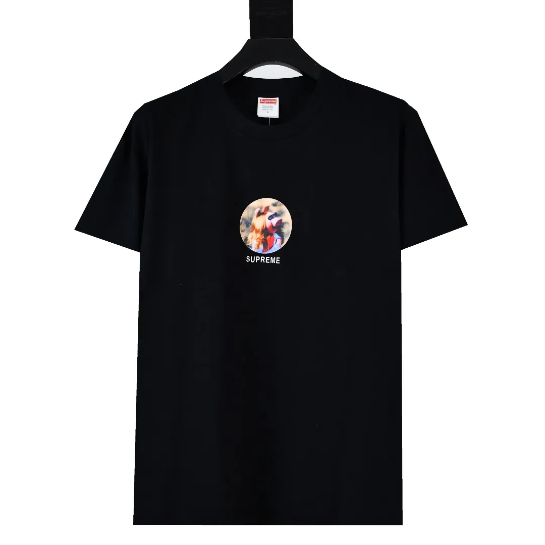 S392💰p140 Top version Supreme 24ss MISS PIGGY Miss Zhu printed short-sleeved T-shirt. Refuse to look at pictures to make goods. Refuse to compare wrong versions. Use cylinder seamless process (original process. There are no stitched bones on the side of the clothes. Key points of identification) The fabrics are all custom-woven and dyed, 280g weight, 100% cotton, cylindrical fabric. Cylindrical fabric is a knitted fabric woven with a cylinder loom. The needles are distributed in a cylindrical shape on the fuselage. The gray fabric is a large cylinder, which needs to be opened and shaped before it can be used further. There are no slits on the side of the clothes, so there is no washing label on the side of ordinary short-sleeves. There is only one collar label behind the neck. The printing uses thermosetting ink printing imported from Belgium (different from conventional heat transfer printing), also known as plastic ink, or self-adhesive ink. Its ingredients are: mainly composed of polyvinyl chloride (PVC) and phthalates. PVC and phthalates, solid color The thermosetting ink is composed of a mixture of agents, stabilizers, and thickeners. It is not the digital direct printing marketed on the market. The printing texture of thermosetting ink cannot be achieved by digital direct printing. The collar label has a watermark anti-counterfeiting effect, a real anti-counterfeiting layer, a version with a high probability of passing the inspection, and the original packaging picture has a high probability of passing the test. Size：S-XL