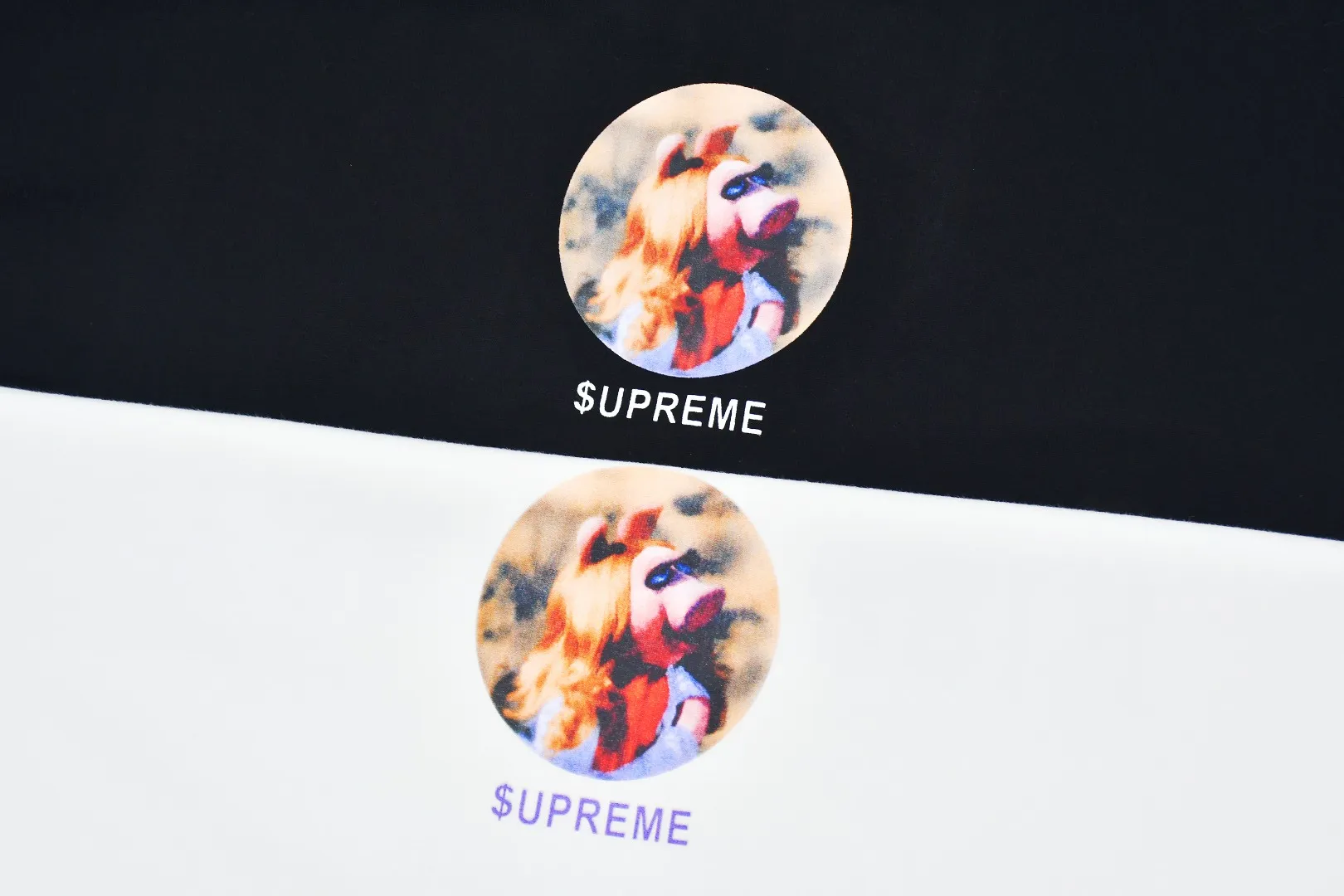 S392💰p140 Top version Supreme 24ss MISS PIGGY Miss Zhu printed short-sleeved T-shirt. Refuse to look at pictures to make goods. Refuse to compare wrong versions. Use cylinder seamless process (original process. There are no stitched bones on the side of the clothes. Key points of identification) The fabrics are all custom-woven and dyed, 280g weight, 100% cotton, cylindrical fabric. Cylindrical fabric is a knitted fabric woven with a cylinder loom. The needles are distributed in a cylindrical shape on the fuselage. The gray fabric is a large cylinder, which needs to be opened and shaped before it can be used further. There are no slits on the side of the clothes, so there is no washing label on the side of ordinary short-sleeves. There is only one collar label behind the neck. The printing uses thermosetting ink printing imported from Belgium (different from conventional heat transfer printing), also known as plastic ink, or self-adhesive ink. Its ingredients are: mainly composed of polyvinyl chloride (PVC) and phthalates. PVC and phthalates, solid color The thermosetting ink is composed of a mixture of agents, stabilizers, and thickeners. It is not the digital direct printing marketed on the market. The printing texture of thermosetting ink cannot be achieved by digital direct printing. The collar label has a watermark anti-counterfeiting effect, a real anti-counterfeiting layer, a version with a high probability of passing the inspection, and the original packaging picture has a high probability of passing the test. Size：S-XL