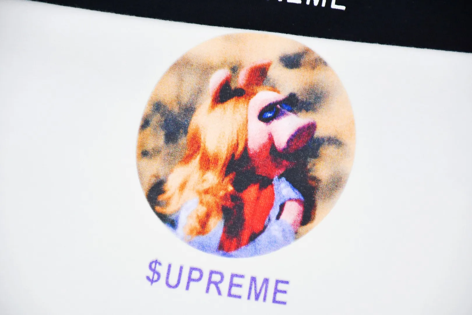 S392💰p140 Top version Supreme 24ss MISS PIGGY Miss Zhu printed short-sleeved T-shirt. Refuse to look at pictures to make goods. Refuse to compare wrong versions. Use cylinder seamless process (original process. There are no stitched bones on the side of the clothes. Key points of identification) The fabrics are all custom-woven and dyed, 280g weight, 100% cotton, cylindrical fabric. Cylindrical fabric is a knitted fabric woven with a cylinder loom. The needles are distributed in a cylindrical shape on the fuselage. The gray fabric is a large cylinder, which needs to be opened and shaped before it can be used further. There are no slits on the side of the clothes, so there is no washing label on the side of ordinary short-sleeves. There is only one collar label behind the neck. The printing uses thermosetting ink printing imported from Belgium (different from conventional heat transfer printing), also known as plastic ink, or self-adhesive ink. Its ingredients are: mainly composed of polyvinyl chloride (PVC) and phthalates. PVC and phthalates, solid color The thermosetting ink is composed of a mixture of agents, stabilizers, and thickeners. It is not the digital direct printing marketed on the market. The printing texture of thermosetting ink cannot be achieved by digital direct printing. The collar label has a watermark anti-counterfeiting effect, a real anti-counterfeiting layer, a version with a high probability of passing the inspection, and the original packaging picture has a high probability of passing the test. Size：S-XL