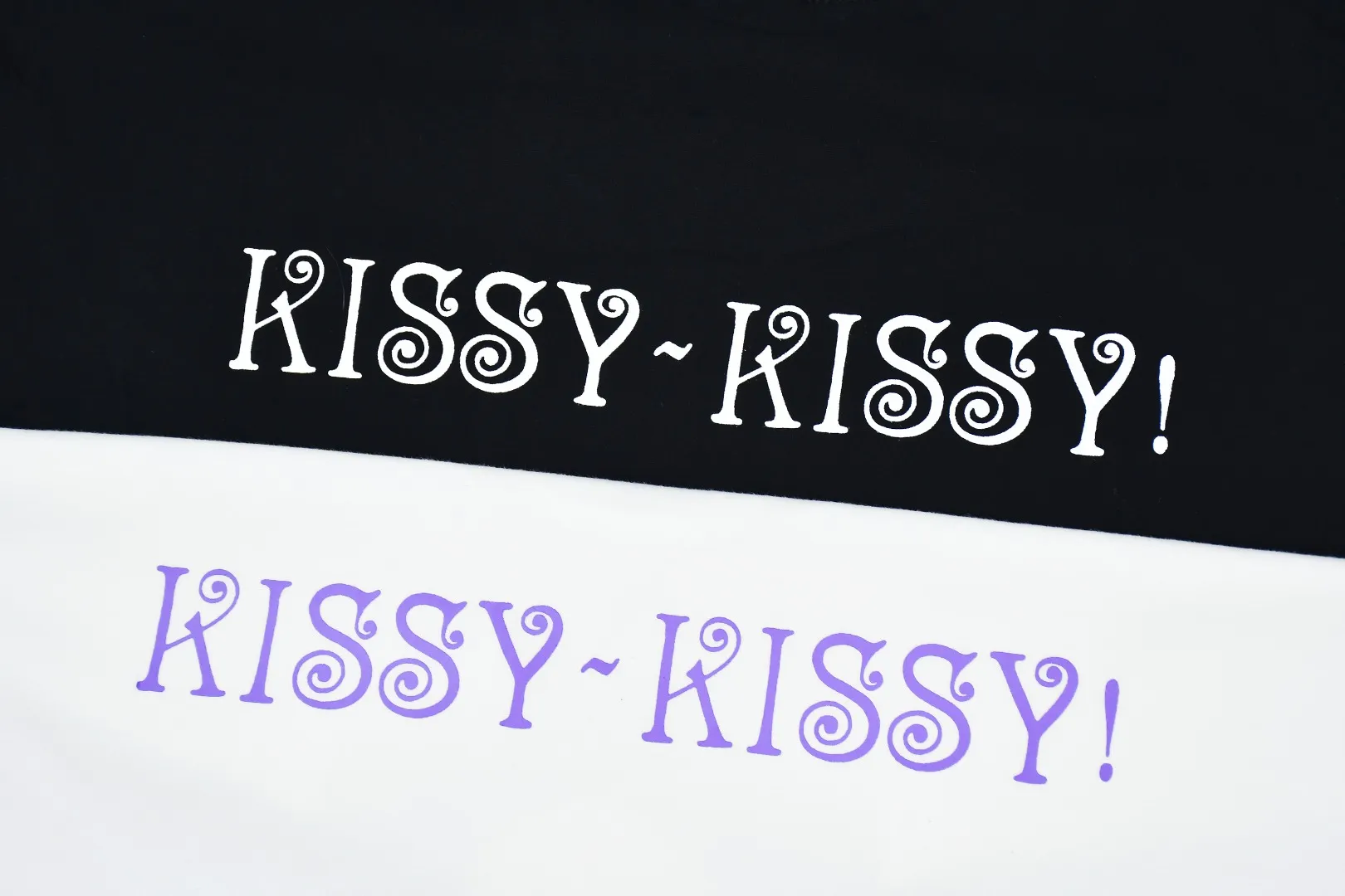 S392💰p140 Top version Supreme 24ss MISS PIGGY Miss Zhu printed short-sleeved T-shirt. Refuse to look at pictures to make goods. Refuse to compare wrong versions. Use cylinder seamless process (original process. There are no stitched bones on the side of the clothes. Key points of identification) The fabrics are all custom-woven and dyed, 280g weight, 100% cotton, cylindrical fabric. Cylindrical fabric is a knitted fabric woven with a cylinder loom. The needles are distributed in a cylindrical shape on the fuselage. The gray fabric is a large cylinder, which needs to be opened and shaped before it can be used further. There are no slits on the side of the clothes, so there is no washing label on the side of ordinary short-sleeves. There is only one collar label behind the neck. The printing uses thermosetting ink printing imported from Belgium (different from conventional heat transfer printing), also known as plastic ink, or self-adhesive ink. Its ingredients are: mainly composed of polyvinyl chloride (PVC) and phthalates. PVC and phthalates, solid color The thermosetting ink is composed of a mixture of agents, stabilizers, and thickeners. It is not the digital direct printing marketed on the market. The printing texture of thermosetting ink cannot be achieved by digital direct printing. The collar label has a watermark anti-counterfeiting effect, a real anti-counterfeiting layer, a version with a high probability of passing the inspection, and the original packaging picture has a high probability of passing the test. Size：S-XL