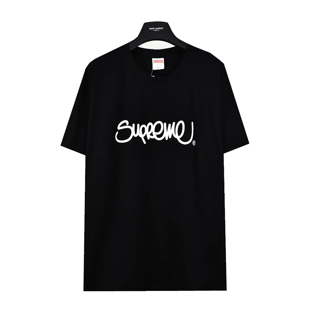 S184💰p130 Top version Supreme 22ss Handstyle tee Graffiti cursive letter LOGO short-sleeved T-shirt For those of us who focus on top-level Sup products, this short-sleeved one is naturally available. It adopts cylindrical seamless technology (original technology, there are no stitched bones on the side of the clothes, the focus of identification) The fabrics are all custom-woven and dyed, 280g weight, 100% cotton, cylindrical fabric. Cylindrical fabric is knitted fabric woven with a cylinder loom. The needles are distributed in a cylindrical shape on the fuselage. The gray fabric is a large cylinder that needs to be opened and shaped before it can be used further. There are no slits on the side of the clothes, so there is no washing label on the side of ordinary short-sleeves. There is only one collar label behind the neck. The printing is printed with thermosetting ink, also known as plastic. Ink, or self-adhesive ink, contains ingredients: mainly composed of polyvinyl chloride (PVC) and phthalates. PVC and phthalates, fixatives, stabilizers, and thickeners are mixed to form a thermal ink. Solid ink is not the digital direct printing advertised on the market. The printing texture of thermoset ink is something that digital direct printing cannot achieve. The collar label has a watermark anti-counterfeiting effect, a real anti-counterfeiting layer, a probability of passing the version, and a high probability of passing the original packaging picture. Size：S-XL