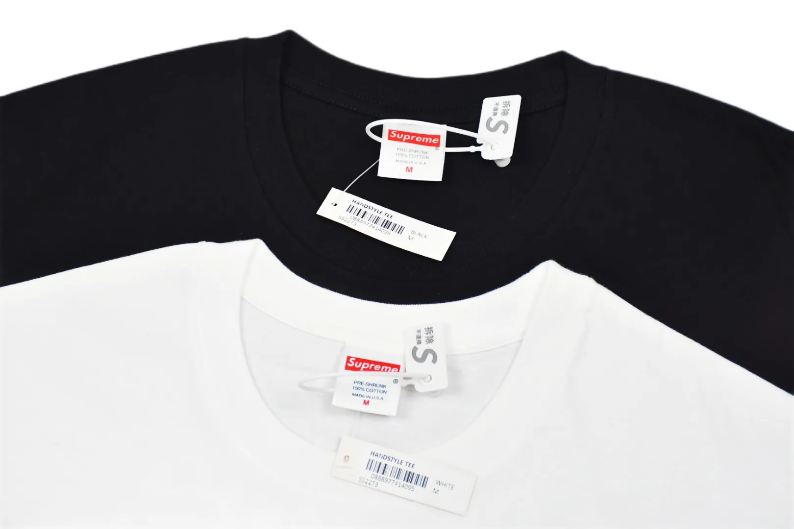 S184💰p130 Top version Supreme 22ss Handstyle tee Graffiti cursive letter LOGO short-sleeved T-shirt For those of us who focus on top-level Sup products, this short-sleeved one is naturally available. It adopts cylindrical seamless technology (original technology, there are no stitched bones on the side of the clothes, the focus of identification) The fabrics are all custom-woven and dyed, 280g weight, 100% cotton, cylindrical fabric. Cylindrical fabric is knitted fabric woven with a cylinder loom. The needles are distributed in a cylindrical shape on the fuselage. The gray fabric is a large cylinder that needs to be opened and shaped before it can be used further. There are no slits on the side of the clothes, so there is no washing label on the side of ordinary short-sleeves. There is only one collar label behind the neck. The printing is printed with thermosetting ink, also known as plastic. Ink, or self-adhesive ink, contains ingredients: mainly composed of polyvinyl chloride (PVC) and phthalates. PVC and phthalates, fixatives, stabilizers, and thickeners are mixed to form a thermal ink. Solid ink is not the digital direct printing advertised on the market. The printing texture of thermoset ink is something that digital direct printing cannot achieve. The collar label has a watermark anti-counterfeiting effect, a real anti-counterfeiting layer, a probability of passing the version, and a high probability of passing the original packaging picture. Size：S-XL
