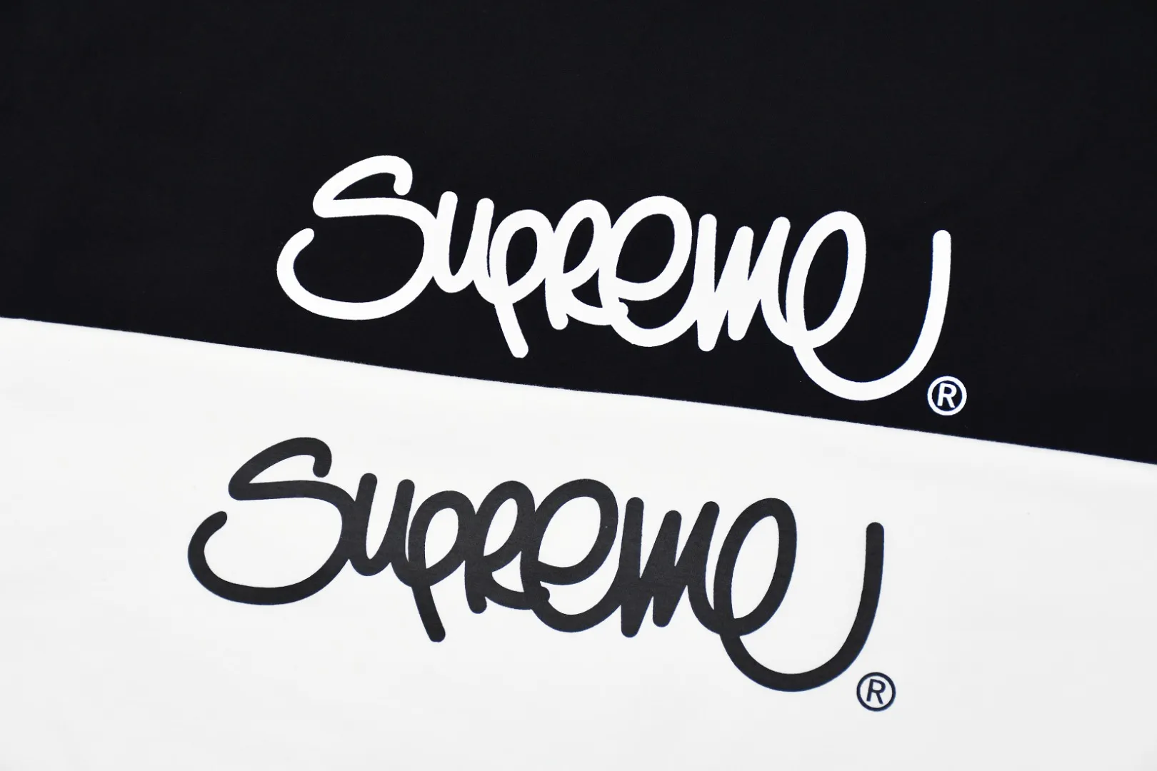 S184💰p130 Top version Supreme 22ss Handstyle tee Graffiti cursive letter LOGO short-sleeved T-shirt For those of us who focus on top-level Sup products, this short-sleeved one is naturally available. It adopts cylindrical seamless technology (original technology, there are no stitched bones on the side of the clothes, the focus of identification) The fabrics are all custom-woven and dyed, 280g weight, 100% cotton, cylindrical fabric. Cylindrical fabric is knitted fabric woven with a cylinder loom. The needles are distributed in a cylindrical shape on the fuselage. The gray fabric is a large cylinder that needs to be opened and shaped before it can be used further. There are no slits on the side of the clothes, so there is no washing label on the side of ordinary short-sleeves. There is only one collar label behind the neck. The printing is printed with thermosetting ink, also known as plastic. Ink, or self-adhesive ink, contains ingredients: mainly composed of polyvinyl chloride (PVC) and phthalates. PVC and phthalates, fixatives, stabilizers, and thickeners are mixed to form a thermal ink. Solid ink is not the digital direct printing advertised on the market. The printing texture of thermoset ink is something that digital direct printing cannot achieve. The collar label has a watermark anti-counterfeiting effect, a real anti-counterfeiting layer, a probability of passing the version, and a high probability of passing the original packaging picture. Size：S-XL