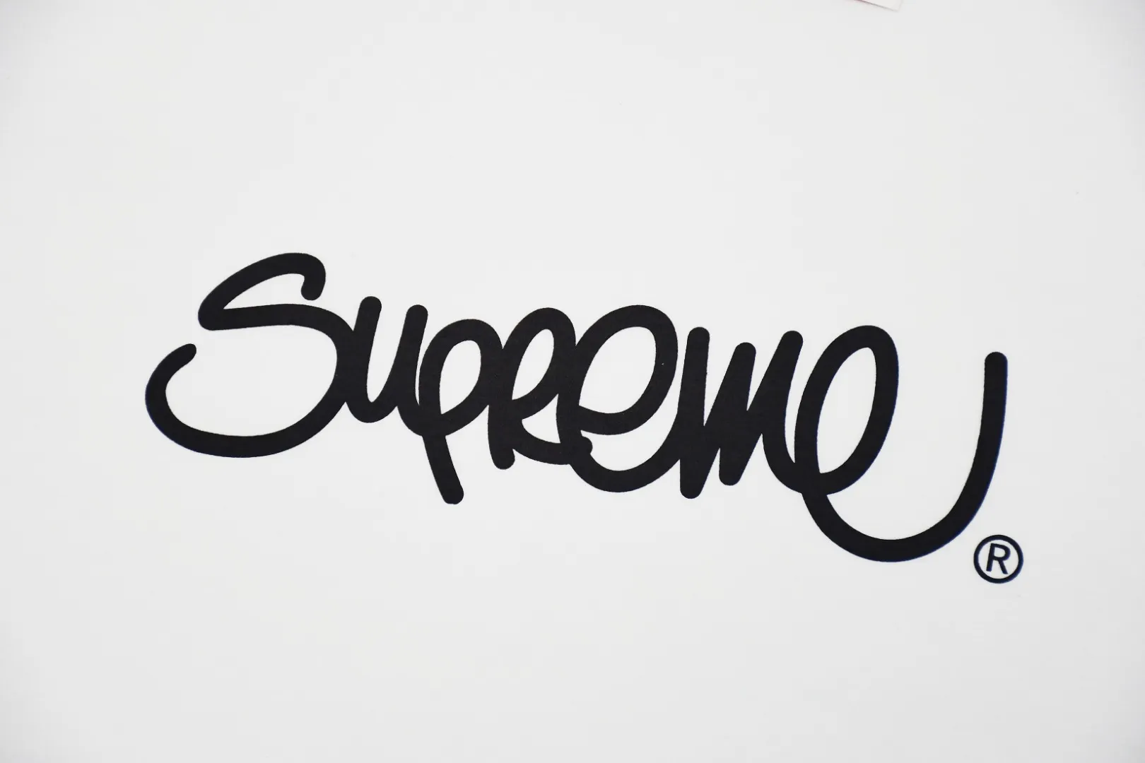 S184💰p130 Top version Supreme 22ss Handstyle tee Graffiti cursive letter LOGO short-sleeved T-shirt For those of us who focus on top-level Sup products, this short-sleeved one is naturally available. It adopts cylindrical seamless technology (original technology, there are no stitched bones on the side of the clothes, the focus of identification) The fabrics are all custom-woven and dyed, 280g weight, 100% cotton, cylindrical fabric. Cylindrical fabric is knitted fabric woven with a cylinder loom. The needles are distributed in a cylindrical shape on the fuselage. The gray fabric is a large cylinder that needs to be opened and shaped before it can be used further. There are no slits on the side of the clothes, so there is no washing label on the side of ordinary short-sleeves. There is only one collar label behind the neck. The printing is printed with thermosetting ink, also known as plastic. Ink, or self-adhesive ink, contains ingredients: mainly composed of polyvinyl chloride (PVC) and phthalates. PVC and phthalates, fixatives, stabilizers, and thickeners are mixed to form a thermal ink. Solid ink is not the digital direct printing advertised on the market. The printing texture of thermoset ink is something that digital direct printing cannot achieve. The collar label has a watermark anti-counterfeiting effect, a real anti-counterfeiting layer, a probability of passing the version, and a high probability of passing the original packaging picture. Size：S-XL