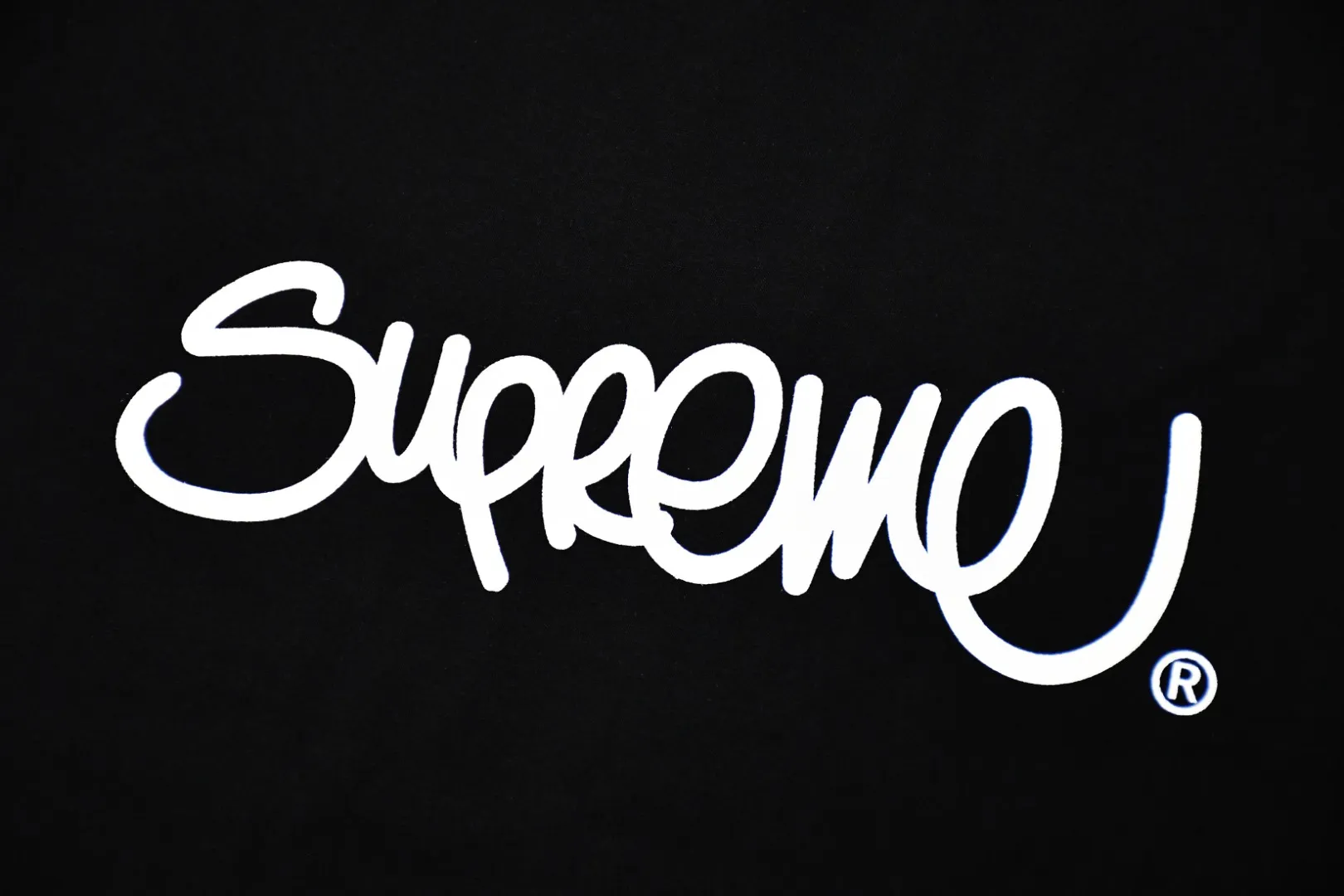 S184💰p130 Top version Supreme 22ss Handstyle tee Graffiti cursive letter LOGO short-sleeved T-shirt For those of us who focus on top-level Sup products, this short-sleeved one is naturally available. It adopts cylindrical seamless technology (original technology, there are no stitched bones on the side of the clothes, the focus of identification) The fabrics are all custom-woven and dyed, 280g weight, 100% cotton, cylindrical fabric. Cylindrical fabric is knitted fabric woven with a cylinder loom. The needles are distributed in a cylindrical shape on the fuselage. The gray fabric is a large cylinder that needs to be opened and shaped before it can be used further. There are no slits on the side of the clothes, so there is no washing label on the side of ordinary short-sleeves. There is only one collar label behind the neck. The printing is printed with thermosetting ink, also known as plastic. Ink, or self-adhesive ink, contains ingredients: mainly composed of polyvinyl chloride (PVC) and phthalates. PVC and phthalates, fixatives, stabilizers, and thickeners are mixed to form a thermal ink. Solid ink is not the digital direct printing advertised on the market. The printing texture of thermoset ink is something that digital direct printing cannot achieve. The collar label has a watermark anti-counterfeiting effect, a real anti-counterfeiting layer, a probability of passing the version, and a high probability of passing the original packaging picture. Size：S-XL
