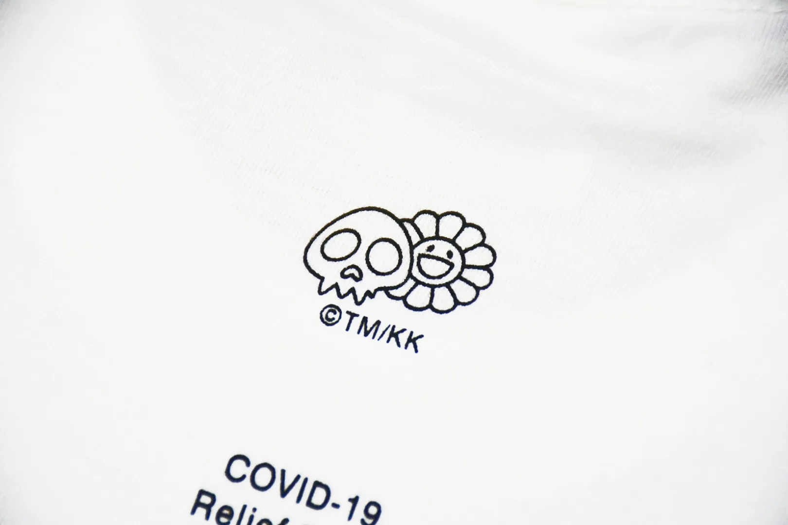 S46💰p130 Top version Supreme 20ss Week 9 Relief Box Logo Tee x Murakami Takashi joint short-sleeved T-shirt. For those of us who focus on top-level Sup products, this short-sleeved one is naturally available. It adopts cylindrical seamless technology (original technology, there are no seams on the side of the clothes, the key point of identification) The fabrics are all custom-woven and dyed, 280g weight, 100% cotton, cylindrical fabric. Cylindrical fabric is knitted fabric woven with a cylinder loom. The needles are distributed in a cylindrical shape on the fuselage. The gray fabric is a large cylinder that needs to be opened and shaped before it can be used further. There are no slits on the side of the clothes, so there is no washing label on the side of ordinary short-sleeves. There is only one collar label behind the neck. The printing is printed with thermosetting ink, also known as plastic. Ink, or self-adhesive ink, contains ingredients: mainly composed of polyvinyl chloride (PVC) and phthalates. PVC and phthalates, fixatives, stabilizers, and thickeners are mixed to form a thermal ink. Solid ink is not the digital direct printing advertised on the market. The printing texture of thermoset ink is something that digital direct printing cannot achieve. The collar label has a watermark anti-counterfeiting effect, a real anti-counterfeiting layer, a probability of passing the version, and a high probability of passing the original packaging picture. Size：S-XL