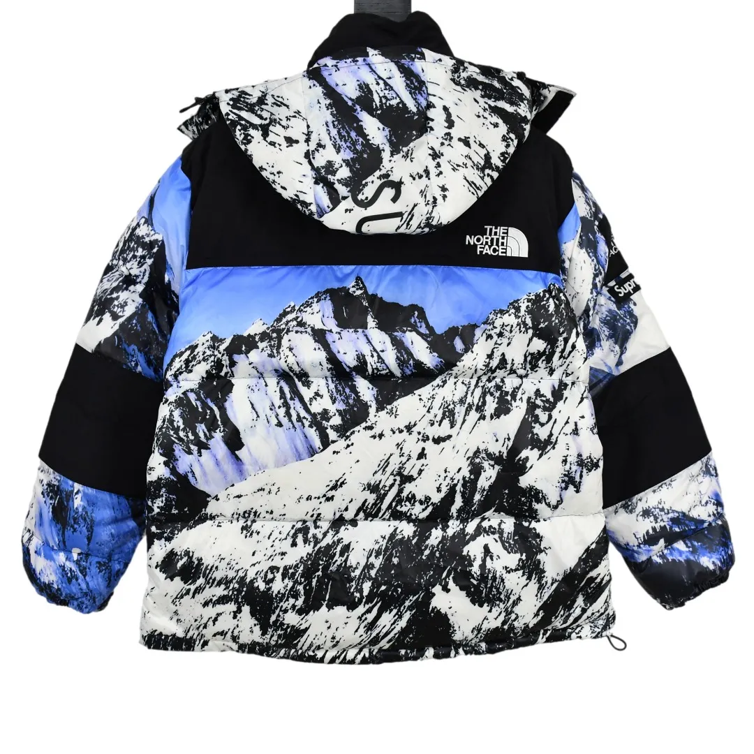 MX116💰p850 MAX/Top version Exclusive quality on the entire network ZP player designated version Supreme x THE NORTH FACE 17FW Mountain Baltoro Jacket Snow mountain down jacket 1. Original factory customized windproof and waterproof fabric (waterproof + water-repellent process Note! Waterproof and water-repellent water are two concepts. This fabric is compatible with both processes) 2. Original TNF embroidery data, original effect Behringer BEKS-Y924 embroidery machine operates on the machine to achieve exactly the same effect. 3.90 white duck down filling. The overall upper body effect is consistent with YB. 4. Printing. The whole body adopts Israeli Kornit Paradigm technology. The perfect alignment details of the whole body are impeccable. Storage hat. Collar down filling. Correct accessories. Collar label/wash/ Size: S~XL