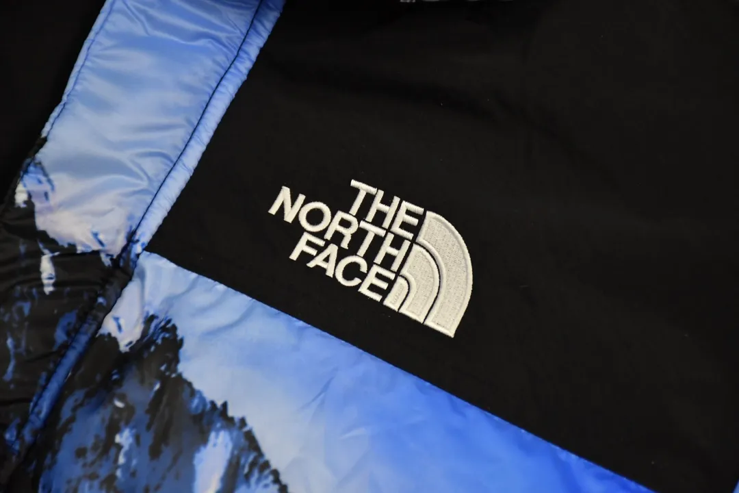 MX116💰p850 MAX/Top version Exclusive quality on the entire network ZP player designated version Supreme x THE NORTH FACE 17FW Mountain Baltoro Jacket Snow mountain down jacket 1. Original factory customized windproof and waterproof fabric (waterproof + water-repellent process Note! Waterproof and water-repellent water are two concepts. This fabric is compatible with both processes) 2. Original TNF embroidery data, original effect Behringer BEKS-Y924 embroidery machine operates on the machine to achieve exactly the same effect. 3.90 white duck down filling. The overall upper body effect is consistent with YB. 4. Printing. The whole body adopts Israeli Kornit Paradigm technology. The perfect alignment details of the whole body are impeccable. Storage hat. Collar down filling. Correct accessories. Collar label/wash/ Size: S~XL
