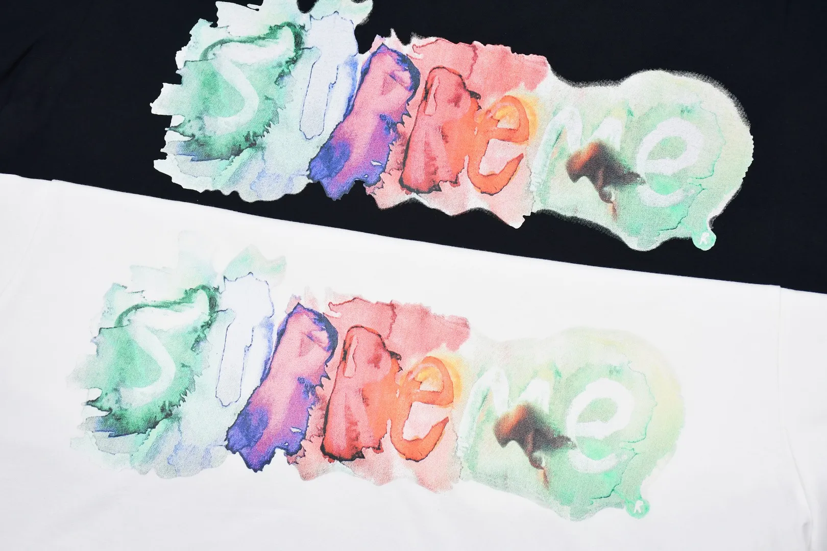 S232💰p136 Top version Supreme 23SS WATERCOLOR TEE Ink color letter printed short-sleeved T-shirt. For those of us who focus on top-level Sup products, this short-sleeved one is naturally available. It adopts cylindrical seamless technology (original technology, there are no stitching bones on the side of the clothes, the focus of identification) The fabrics are all custom-woven and dyed, 280g weight, 100% cotton, cylindrical fabric. Cylindrical fabric is knitted fabric woven with a cylinder loom. The needles are distributed in a cylindrical shape on the fuselage. The gray fabric is a large cylinder that needs to be opened and shaped before it can be used further. There are no slits on the side of the clothes, so there is no washing label on the side of ordinary short-sleeves. There is only one collar label behind the neck. The printing is printed with thermosetting ink, also known as plastic. Ink, or self-adhesive ink, contains ingredients: mainly composed of polyvinyl chloride (PVC) and phthalates. PVC and phthalates, fixatives, stabilizers, and thickeners are mixed to form a thermal ink. Solid ink is not the digital direct printing advertised on the market. The printing texture of thermoset ink is something that digital direct printing cannot achieve. The collar label has a watermark anti-counterfeiting effect, a real anti-counterfeiting layer, a probability of passing the version, and a high probability of passing the original packaging picture. Size：S-XL