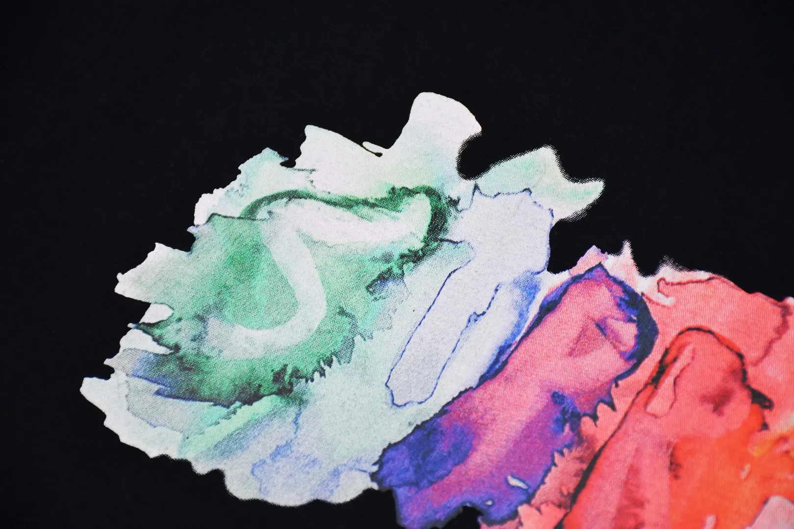 S232💰p136 Top version Supreme 23SS WATERCOLOR TEE Ink color letter printed short-sleeved T-shirt. For those of us who focus on top-level Sup products, this short-sleeved one is naturally available. It adopts cylindrical seamless technology (original technology, there are no stitching bones on the side of the clothes, the focus of identification) The fabrics are all custom-woven and dyed, 280g weight, 100% cotton, cylindrical fabric. Cylindrical fabric is knitted fabric woven with a cylinder loom. The needles are distributed in a cylindrical shape on the fuselage. The gray fabric is a large cylinder that needs to be opened and shaped before it can be used further. There are no slits on the side of the clothes, so there is no washing label on the side of ordinary short-sleeves. There is only one collar label behind the neck. The printing is printed with thermosetting ink, also known as plastic. Ink, or self-adhesive ink, contains ingredients: mainly composed of polyvinyl chloride (PVC) and phthalates. PVC and phthalates, fixatives, stabilizers, and thickeners are mixed to form a thermal ink. Solid ink is not the digital direct printing advertised on the market. The printing texture of thermoset ink is something that digital direct printing cannot achieve. The collar label has a watermark anti-counterfeiting effect, a real anti-counterfeiting layer, a probability of passing the version, and a high probability of passing the original packaging picture. Size：S-XL