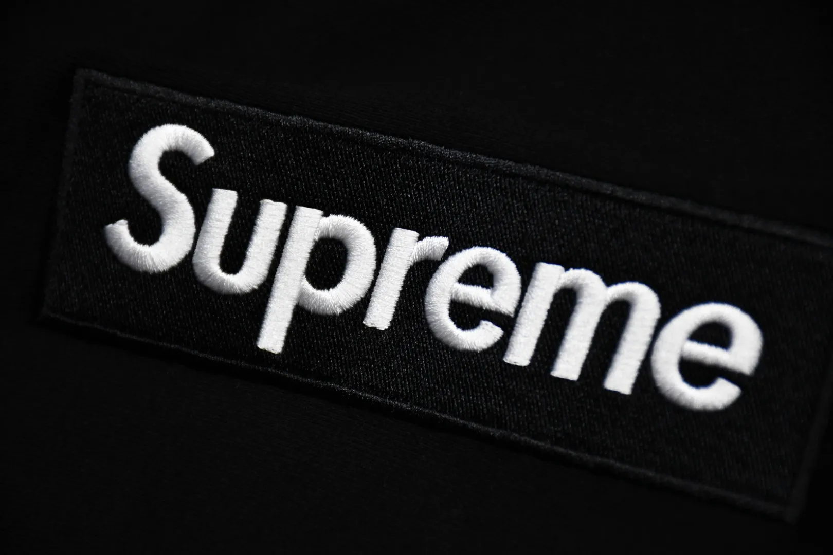 S616💰p330 Top version Supreme 24Fw embroidered Box Logo Hooded hooded sweatshirt Hooded plus fleece sweatshirt For those of us who focus on top Supreme, the cross sweatshirt is naturally available. ZP purchase and pattern making operation 1. Fabric: ZP testing, custom weaving and dyeing, pure cotton 460G plus velvet main fabric, horizontal cutting, side stitching 520G 2X2 thread 2. Embroidery: The embroidery equipment is operated by BEHRINGER BEKS-Y924 machine (a level higher than Tajima embroidery machine). The embroidery thickness, saturation and size are all consistent. 3. Sewing process: The whole garment adopts four-needle and six-thread boneless splicing technology in twelve places. Processed by a senior foreign trade factory (ordinary factories cannot do it). 4. Hem and cuffs: all use 520G inelastic thread. (Low-end products use elastic threads to cause the hem and cuffs to appear wavy) 5. Customized ZP main logo/wash water label/hangtag/packaging bag (equipped with an extra-large thickened handbag) Color: black, off-white, gray, sapphire blue, color matching Size: S~XL