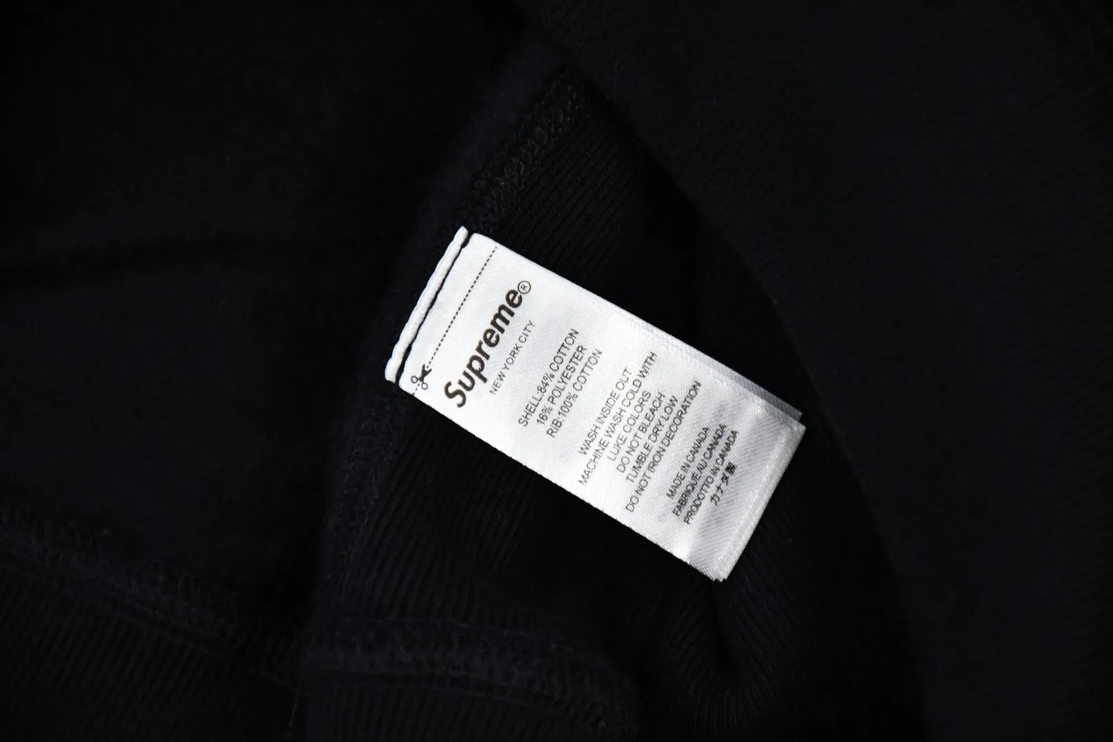S616💰p330 Top version Supreme 24Fw embroidered Box Logo Hooded hooded sweatshirt Hooded plus fleece sweatshirt For those of us who focus on top Supreme, the cross sweatshirt is naturally available. ZP purchase and pattern making operation 1. Fabric: ZP testing, custom weaving and dyeing, pure cotton 460G plus velvet main fabric, horizontal cutting, side stitching 520G 2X2 thread 2. Embroidery: The embroidery equipment is operated by BEHRINGER BEKS-Y924 machine (a level higher than Tajima embroidery machine). The embroidery thickness, saturation and size are all consistent. 3. Sewing process: The whole garment adopts four-needle and six-thread boneless splicing technology in twelve places. Processed by a senior foreign trade factory (ordinary factories cannot do it). 4. Hem and cuffs: all use 520G inelastic thread. (Low-end products use elastic threads to cause the hem and cuffs to appear wavy) 5. Customized ZP main logo/wash water label/hangtag/packaging bag (equipped with an extra-large thickened handbag) Color: black, off-white, gray, sapphire blue, color matching Size: S~XL