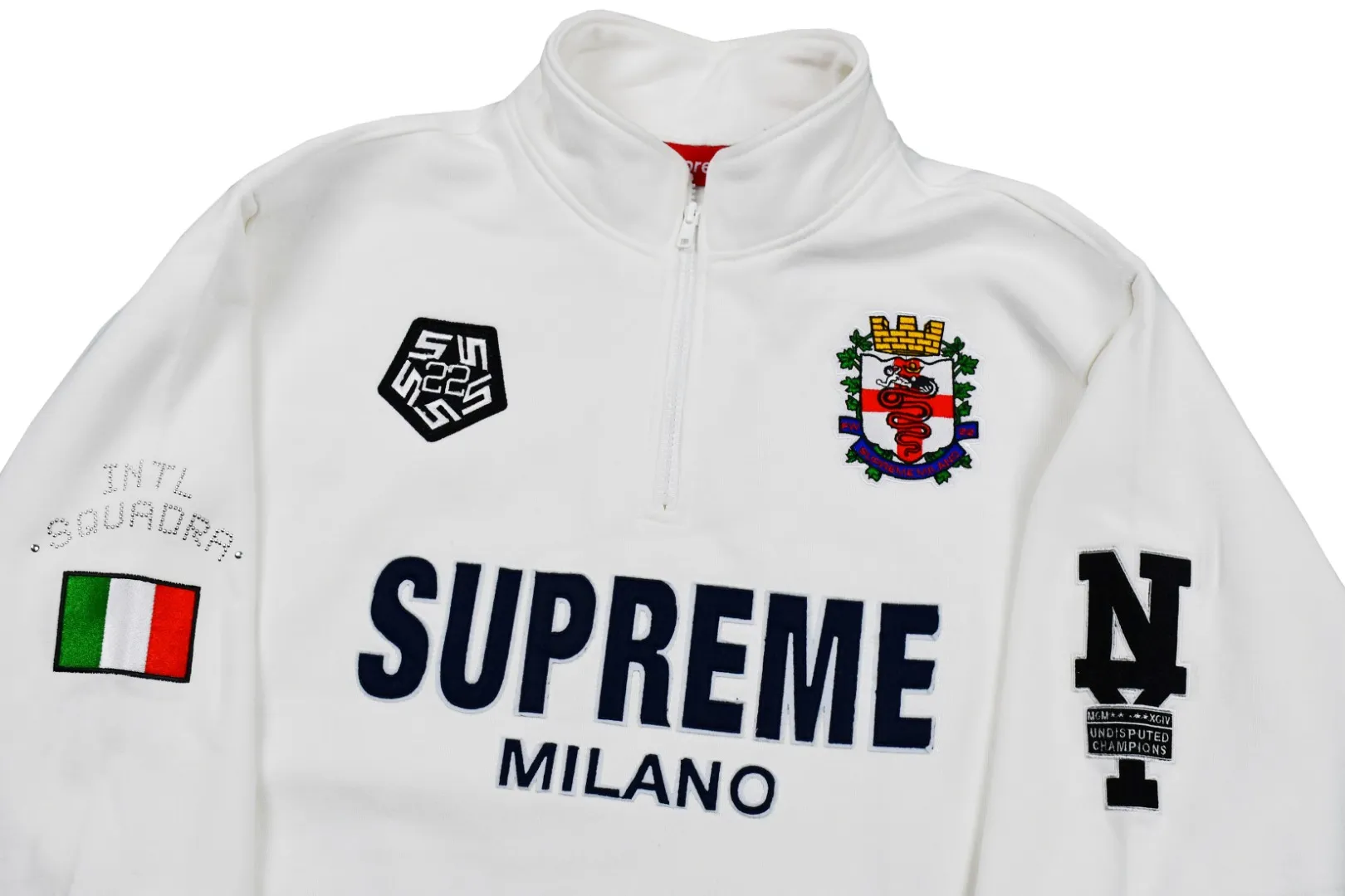 S500💰p410 Top version Supreme 22FW Milano Half Zip Pullover AC Milan limited half zipper pullover sweatshirt. For those of us who focus on top Supreme, this sweatshirt is naturally available at our fingertips. ZP purchase and pattern making operation 1. Fabric: According to ZP testing, custom-woven and dyed, pure cotton 460G fleece main fabric 2. Technology: extra custom-dyed machine patch, large area embroidered letters on the front Imported Behringer embroidery machine operation, exquisite and perfect presentation 3. Hem and cuffs: Customized color-blocking threads use 520G non-elastic threads (low-end products use elastic threads to cause the hem and cuffs to appear wavy) 4. Customized ZP YKK zipper/main label/wash label/tag/packing bag (equipped with extra-large thickened handbag) Size: S~XL