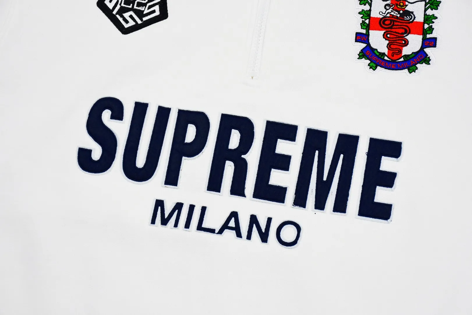 S500💰p410 Top version Supreme 22FW Milano Half Zip Pullover AC Milan limited half zipper pullover sweatshirt. For those of us who focus on top Supreme, this sweatshirt is naturally available at our fingertips. ZP purchase and pattern making operation 1. Fabric: According to ZP testing, custom-woven and dyed, pure cotton 460G fleece main fabric 2. Technology: extra custom-dyed machine patch, large area embroidered letters on the front Imported Behringer embroidery machine operation, exquisite and perfect presentation 3. Hem and cuffs: Customized color-blocking threads use 520G non-elastic threads (low-end products use elastic threads to cause the hem and cuffs to appear wavy) 4. Customized ZP YKK zipper/main label/wash label/tag/packing bag (equipped with extra-large thickened handbag) Size: S~XL