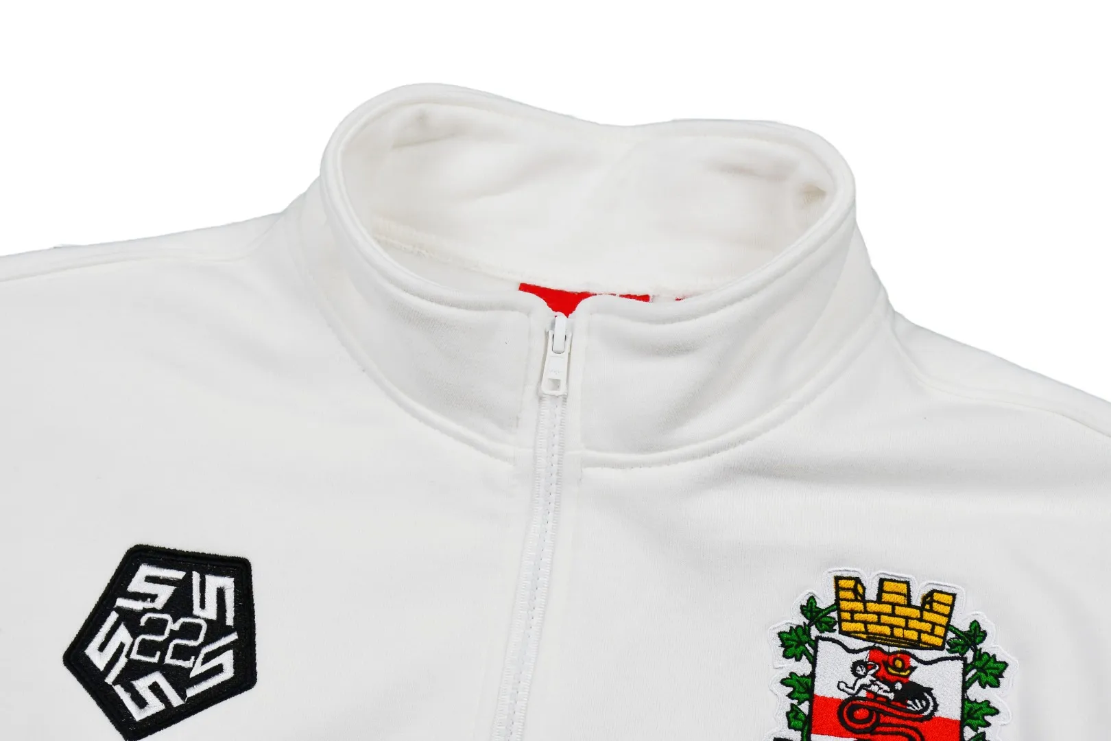 🅿️410 S225 top version Supreme 22FW Milano Half Zip Pullover AC Milan limited half zipper pullover sweatshirt. For those of us who focus on top Supreme, this sweatshirt is naturally available at ZP purchase and pattern making operation 1. Fabric: According to ZP testing, custom-woven and dyed, pure cotton 460G fleece main fabric 2. Technology: extra custom-dyed machine patch, large area embroidered letters on the front Imported Behringer embroidery machine work, exquisite and perfect presentation 3. Hem and cuffs: Customized color-blocking threads use 520G non-elastic threads (low-end products use elastic threads to cause the hem and cuffs to appear wavy) 4. Customized ZP YKK zipper/main label/wash water mark/tag/packaging bag (equipped with extra-large thickened handbag) Size: S~XL