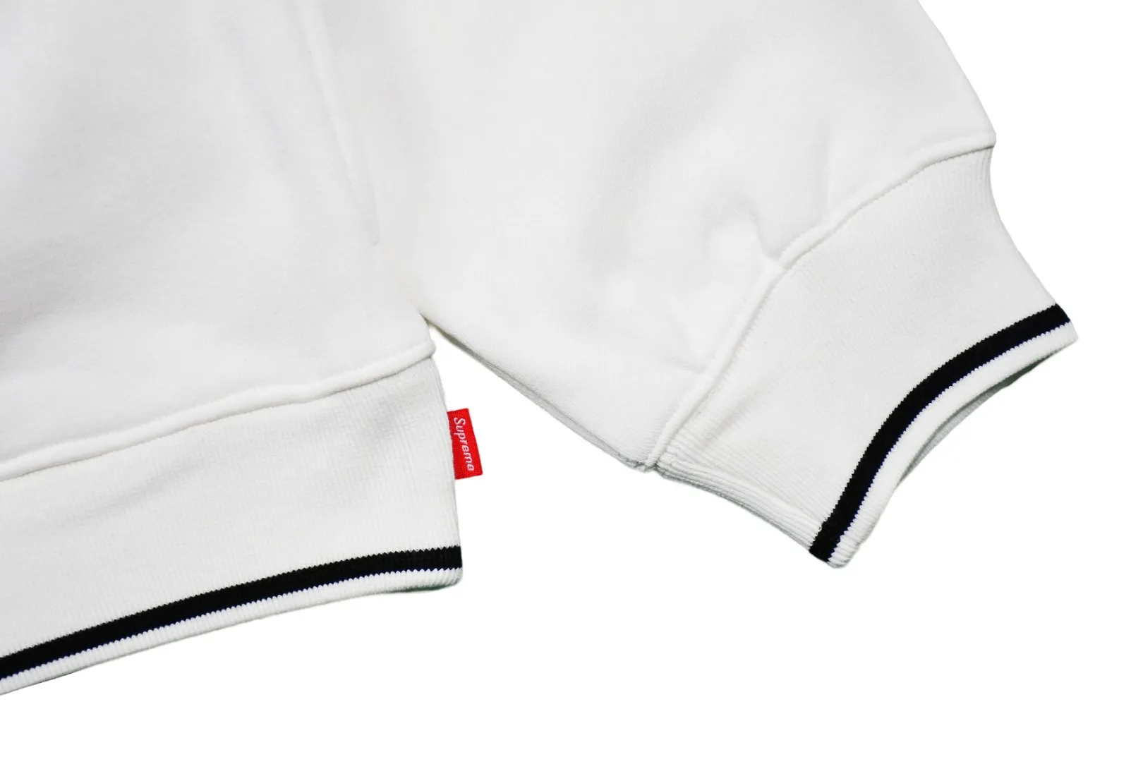 🅿️410 S225 top version Supreme 22FW Milano Half Zip Pullover AC Milan limited half zipper pullover sweatshirt. For those of us who focus on top Supreme, this sweatshirt is naturally available at ZP purchase and pattern making operation 1. Fabric: According to ZP testing, custom-woven and dyed, pure cotton 460G fleece main fabric 2. Technology: extra custom-dyed machine patch, large area embroidered letters on the front Imported Behringer embroidery machine work, exquisite and perfect presentation 3. Hem and cuffs: Customized color-blocking threads use 520G non-elastic threads (low-end products use elastic threads to cause the hem and cuffs to appear wavy) 4. Customized ZP YKK zipper/main label/wash water mark/tag/packaging bag (equipped with extra-large thickened handbag) Size: S~XL