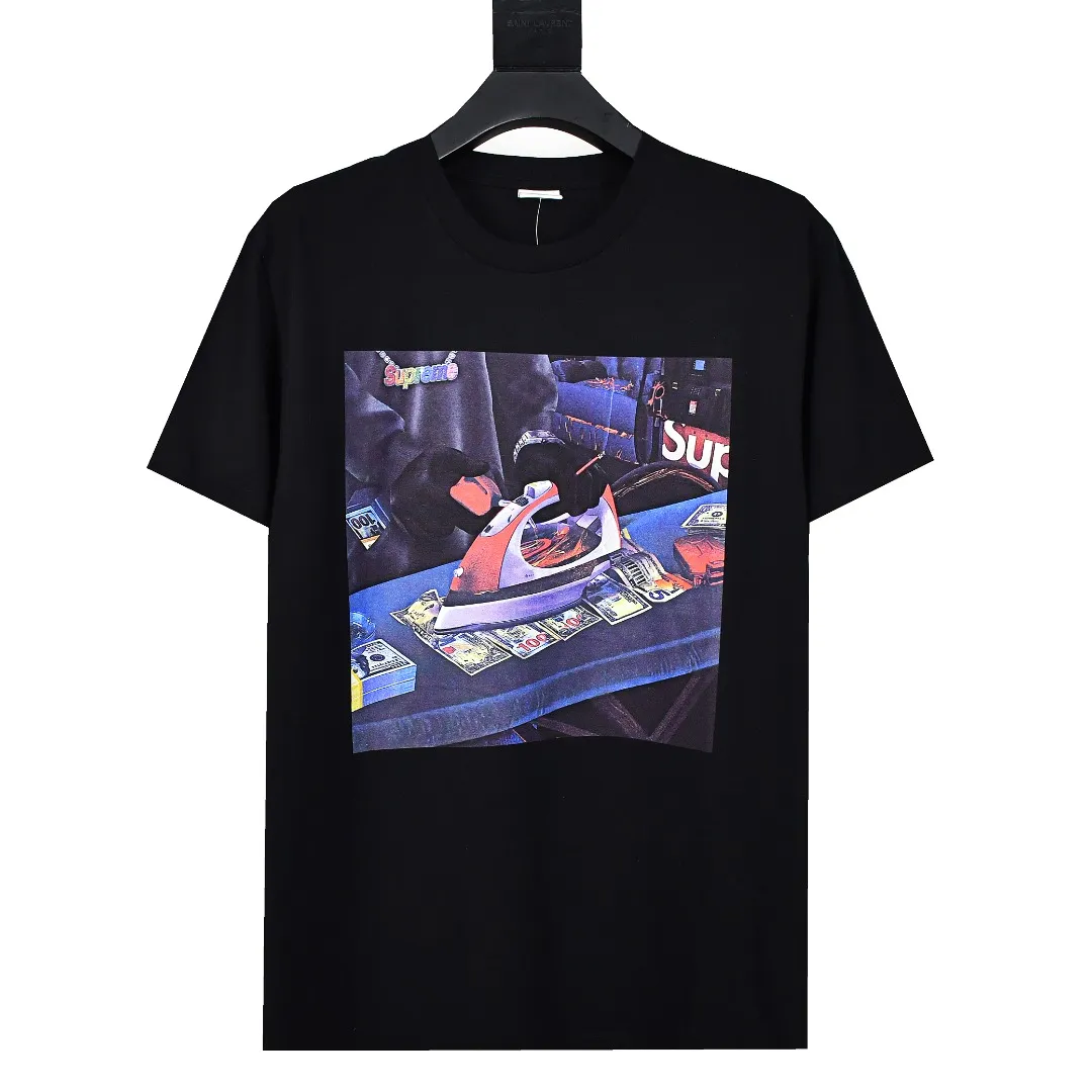 🅿️130 S52 top version Supreme 22SS Gas Tee Iron Dollar Short Sleeve Round Neck T-shirt. For those of us who focus on top Sup products, this short sleeve is naturally available. It adopts cylindrical seamless technology (the original technology has no gaps on the sides of the clothes, the key point of identification) The fabrics are all custom-woven and dyed, 280g weight, 100% cotton, cylindrical fabric. Cylindrical fabric is a knitted fabric woven with a cylinder loom. The needles are distributed in a cylindrical shape on the fuselage. The gray fabric is a large cylinder, which needs to be opened and shaped before further use. There is no slit on the side of the clothes, so there is no washing label on the side of ordinary short-sleeves. There is only one collar label behind the neck. The printing is printed with thermosetting ink, also known as plastic. Ink, or self-adhesive ink, contains ingredients: mainly composed of polyvinyl chloride (PVC) and phthalates. PVC and phthalates, fixing agents, stabilizers, and thickeners are mixed to form a thermal ink. Solid ink is not the digital direct printing advertised on the market. The printing texture of thermoset ink is something that digital direct printing cannot achieve. The collar label has a watermark anti-counterfeiting effect, a real anti-counterfeiting layer, a probability of passing the version, and a high probability of passing the original packaging picture. Size：S-XL