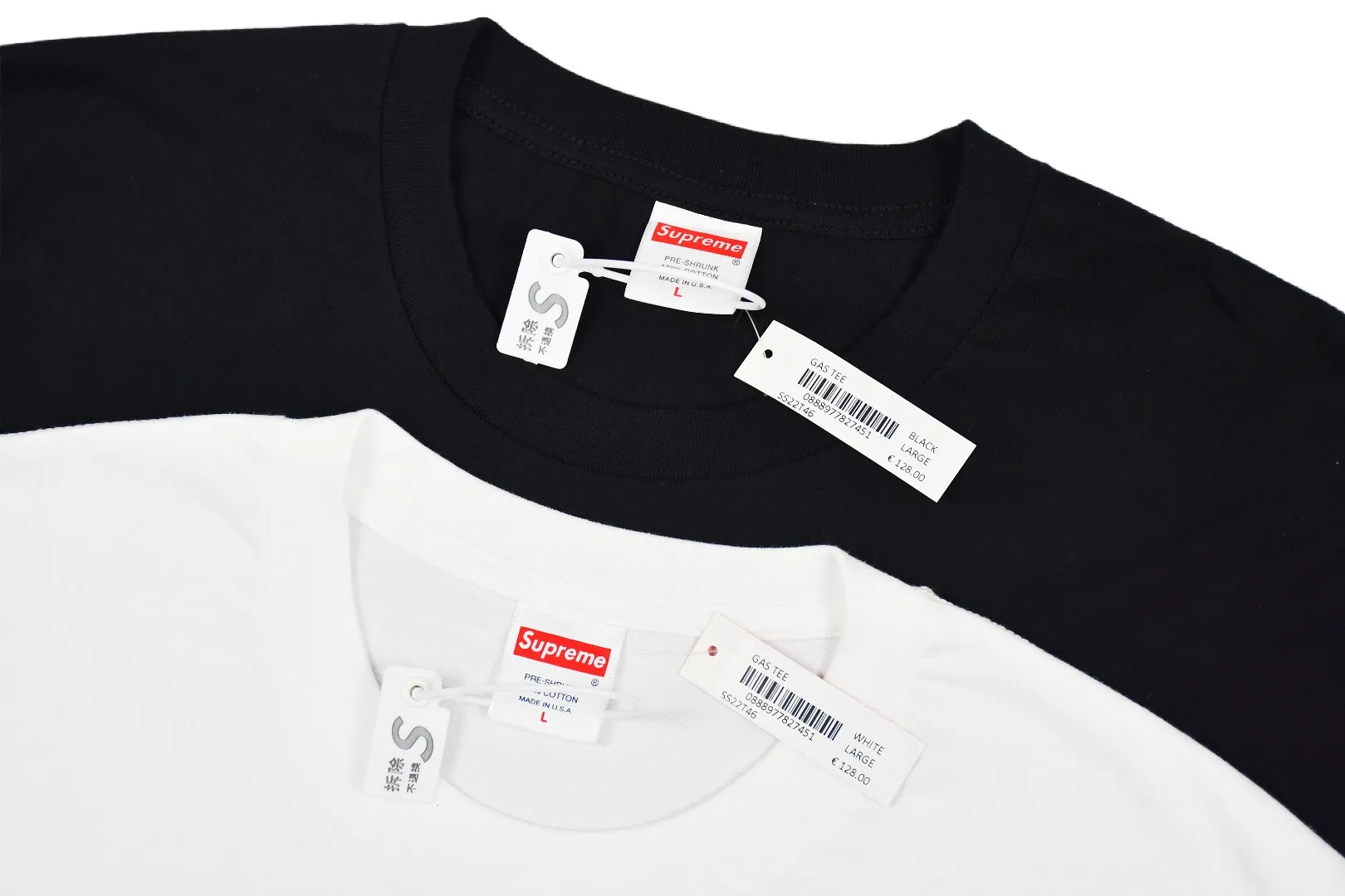 🅿️130 S52 top version Supreme 22SS Gas Tee Iron Dollar Short Sleeve Round Neck T-shirt. For those of us who focus on top Sup products, this short sleeve is naturally available. It adopts cylindrical seamless technology (the original technology has no gaps on the sides of the clothes, the key point of identification) The fabrics are all custom-woven and dyed, 280g weight, 100% cotton, cylindrical fabric. Cylindrical fabric is a knitted fabric woven with a cylinder loom. The needles are distributed in a cylindrical shape on the fuselage. The gray fabric is a large cylinder, which needs to be opened and shaped before further use. There is no slit on the side of the clothes, so there is no washing label on the side of ordinary short-sleeves. There is only one collar label behind the neck. The printing is printed with thermosetting ink, also known as plastic. Ink, or self-adhesive ink, contains ingredients: mainly composed of polyvinyl chloride (PVC) and phthalates. PVC and phthalates, fixing agents, stabilizers, and thickeners are mixed to form a thermal ink. Solid ink is not the digital direct printing advertised on the market. The printing texture of thermoset ink is something that digital direct printing cannot achieve. The collar label has a watermark anti-counterfeiting effect, a real anti-counterfeiting layer, a probability of passing the version, and a high probability of passing the original packaging picture. Size：S-XL