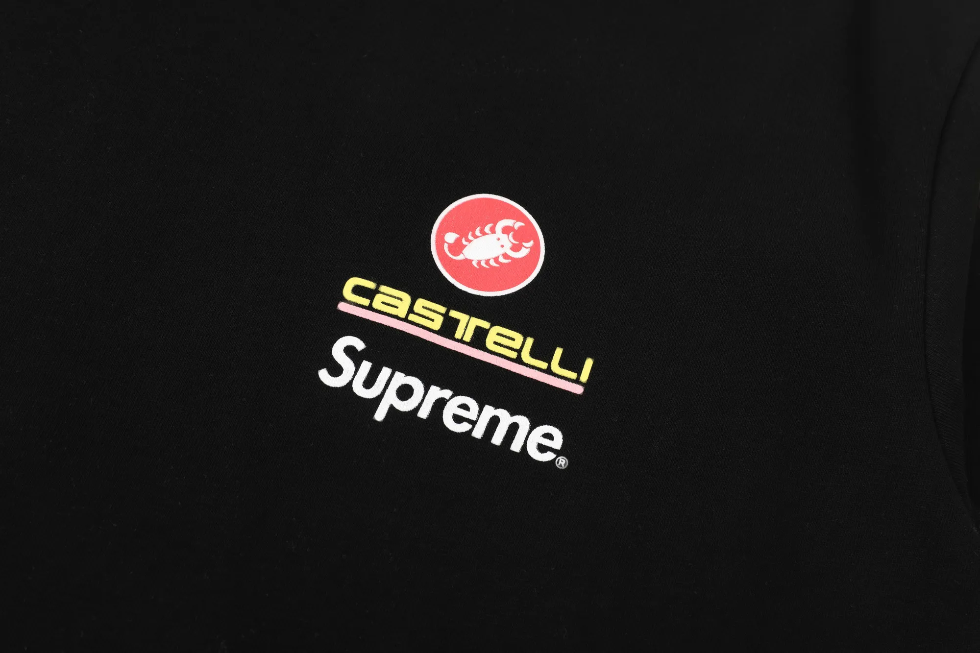 S626💰p270 Supreme x SPONGEBOB SQUAREPANTS Spongebob x CASTELLI joint model SS25 WEEK11 Racing L/S Tee SpongeBob SquarePants funny printed pattern round neck long-sleeved T-shirt Unisex 260g pure cotton material Super cute large print Very popular appearance Color: Black White Size: S M L XL (175 140 wear M) Length: 69 71 73 76 Bust: 114 118 122 126 Sleeve length: 62 63 64 65