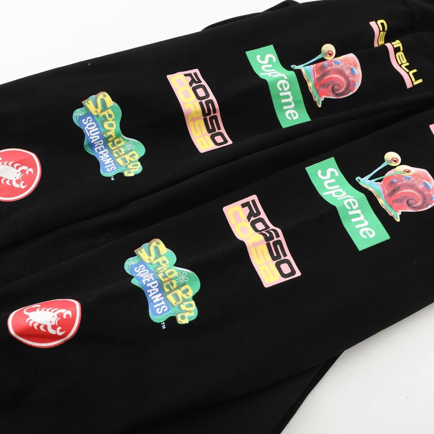 S626💰p270 Supreme x SPONGEBOB SQUAREPANTS Spongebob x CASTELLI joint model SS25 WEEK11 Racing L/S Tee SpongeBob SquarePants funny printed pattern round neck long-sleeved T-shirt Unisex 260g pure cotton material Super cute large print Very popular appearance Color: Black White Size: S M L XL (175 140 wear M) Length: 69 71 73 76 Bust: 114 118 122 126 Sleeve length: 62 63 64 65