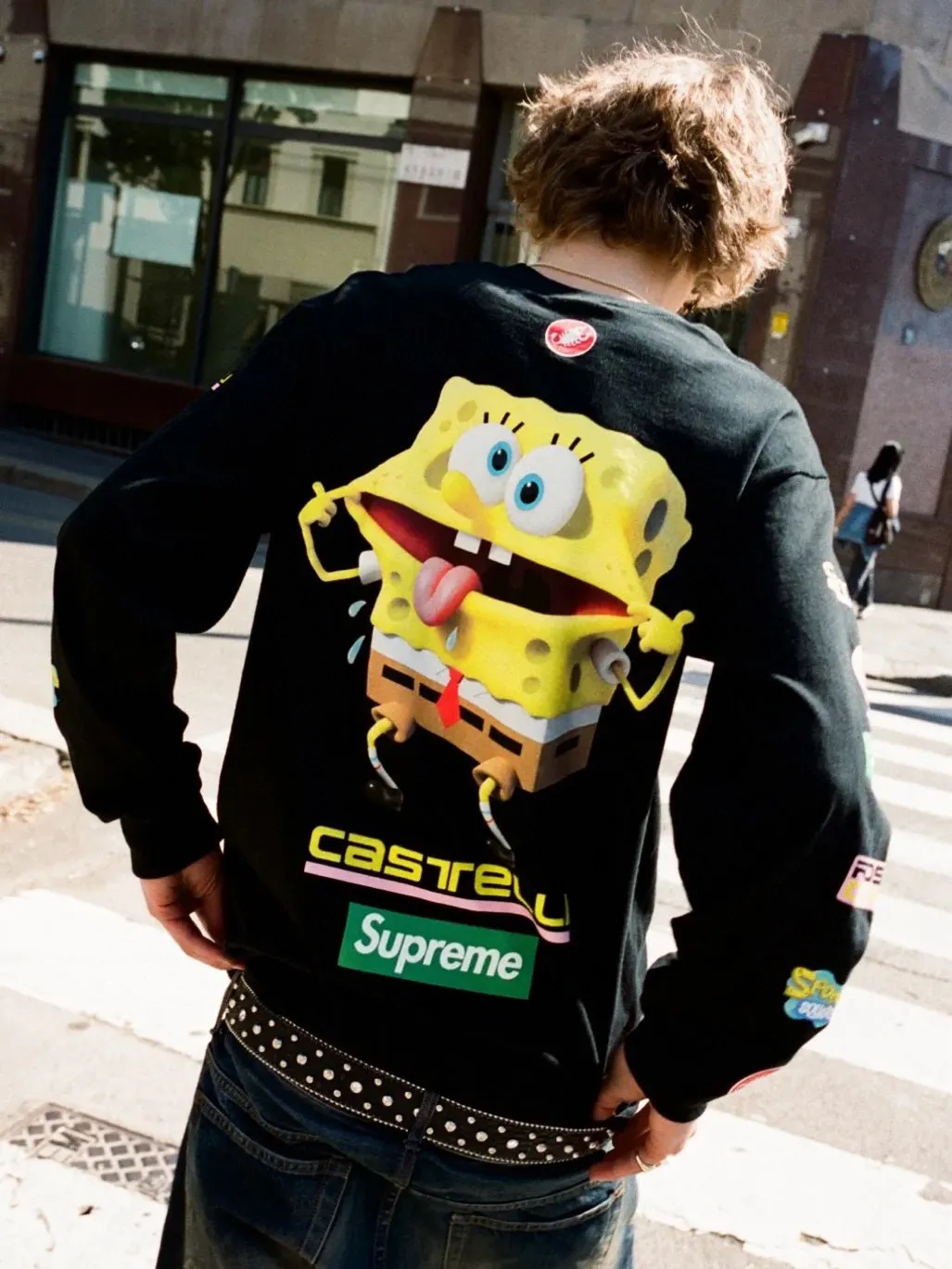 S626💰p270 Supreme x SPONGEBOB SQUAREPANTS Spongebob x CASTELLI joint model SS25 WEEK11 Racing L/S Tee SpongeBob SquarePants funny printed pattern round neck long-sleeved T-shirt Unisex 260g pure cotton material Super cute large print Very popular appearance Color: Black White Size: S M L XL (175 140 wear M) Length: 69 71 73 76 Bust: 114 118 122 126 Sleeve length: 62 63 64 65