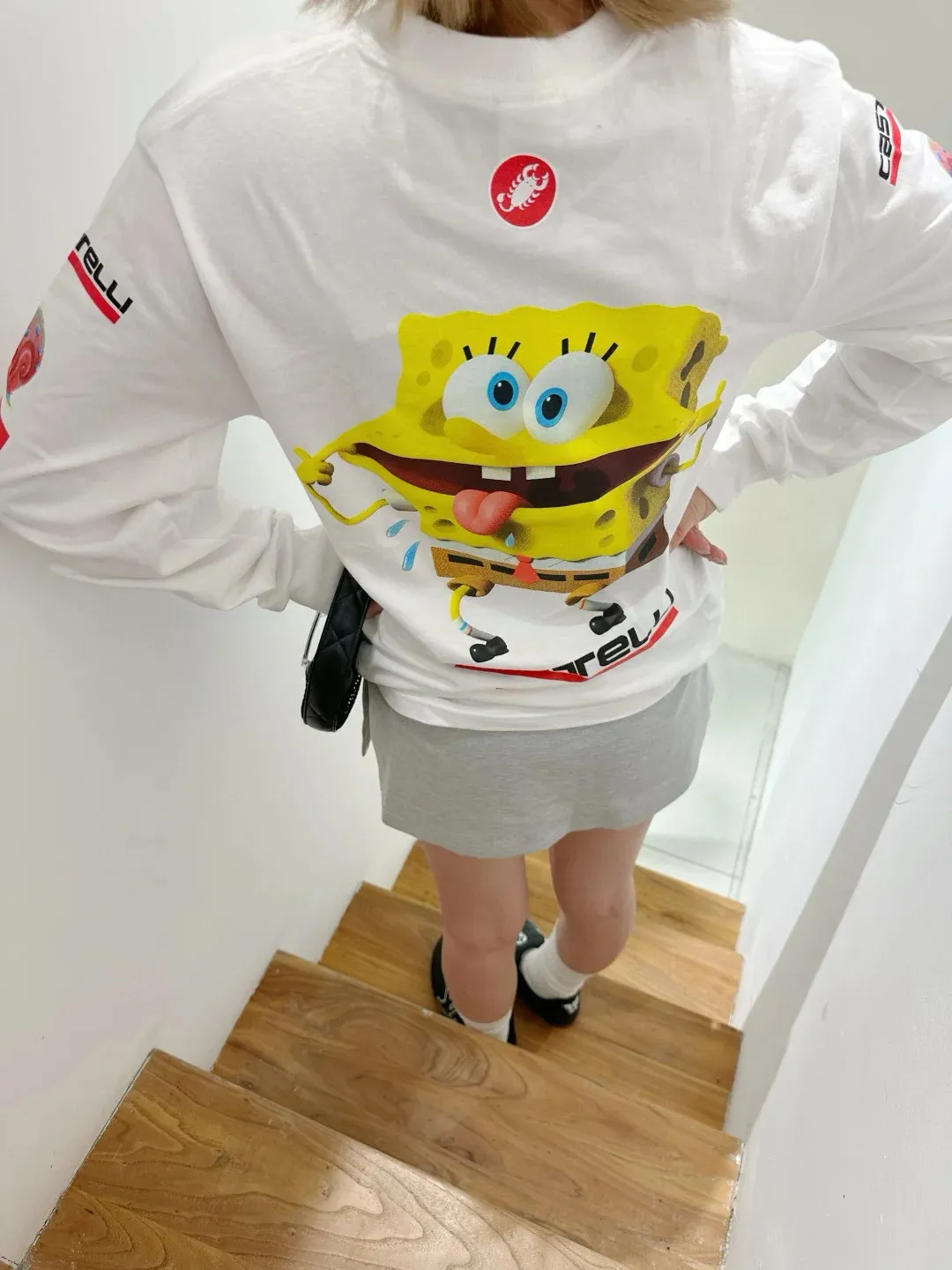 S626💰p270 Supreme x SPONGEBOB SQUAREPANTS Spongebob x CASTELLI joint model SS25 WEEK11 Racing L/S Tee SpongeBob SquarePants funny printed pattern round neck long-sleeved T-shirt Unisex 260g pure cotton material Super cute large print Very popular appearance Color: Black White Size: S M L XL (175 140 wear M) Length: 69 71 73 76 Bust: 114 118 122 126 Sleeve length: 62 63 64 65