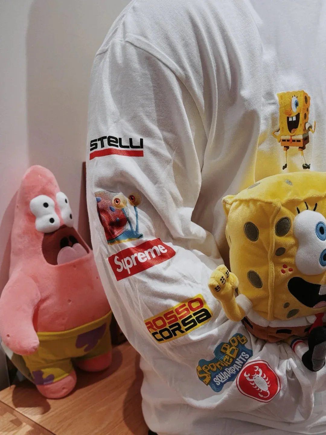 S626💰p270 Supreme x SPONGEBOB SQUAREPANTS Spongebob x CASTELLI joint model SS25 WEEK11 Racing L/S Tee SpongeBob SquarePants funny printed pattern round neck long-sleeved T-shirt Unisex 260g pure cotton material Super cute large print Very popular appearance Color: Black White Size: S M L XL (175 140 wear M) Length: 69 71 73 76 Bust: 114 118 122 126 Sleeve length: 62 63 64 65
