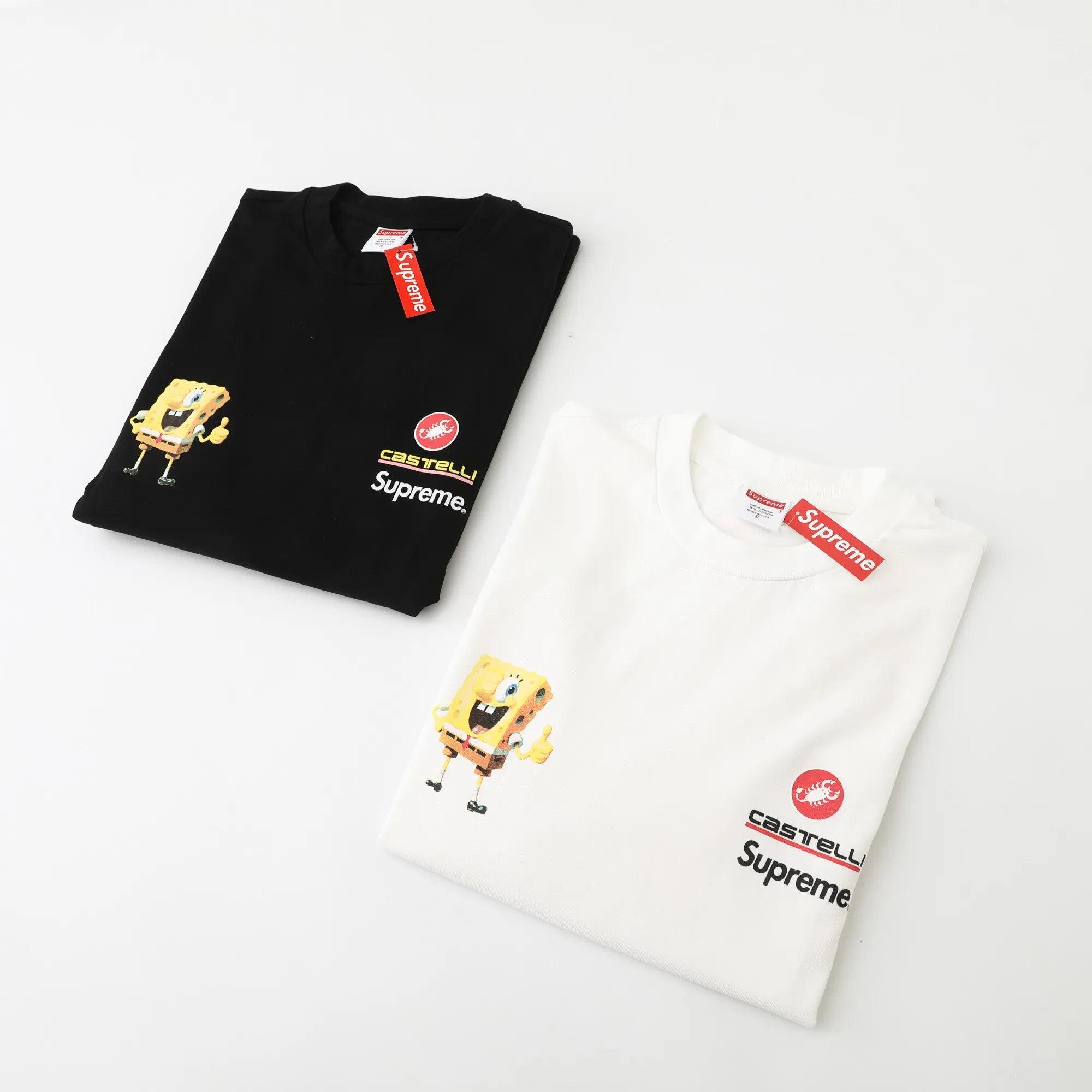 S626💰p270 Supreme x SPONGEBOB SQUAREPANTS Spongebob x CASTELLI joint model SS25 WEEK11 Racing L/S Tee SpongeBob SquarePants funny printed pattern round neck long-sleeved T-shirt Unisex 260g pure cotton material Super cute large print Very popular appearance Color: Black White Size: S M L XL (175 140 wear M) Length: 69 71 73 76 Bust: 114 118 122 126 Sleeve length: 62 63 64 65