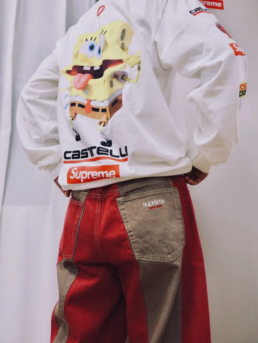 S626💰p270 Supreme x SPONGEBOB SQUAREPANTS Spongebob x CASTELLI joint model SS25 WEEK11 Racing L/S Tee SpongeBob SquarePants funny printed pattern round neck long-sleeved T-shirt Unisex 260g pure cotton material Super cute large print Very popular appearance Color: Black White Size: S M L XL (175 140 wear M) Length: 69 71 73 76 Bust: 114 118 122 126 Sleeve length: 62 63 64 65
