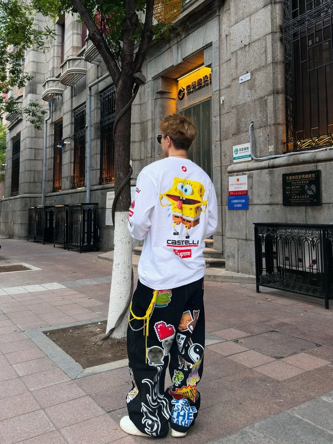 S626💰p270 Supreme x SPONGEBOB SQUAREPANTS Spongebob x CASTELLI joint model SS25 WEEK11 Racing L/S Tee SpongeBob SquarePants funny printed pattern round neck long-sleeved T-shirt Unisex 260g pure cotton material Super cute large print Very popular appearance Color: Black White Size: S M L XL (175 140 wear M) Length: 69 71 73 76 Bust: 114 118 122 126 Sleeve length: 62 63 64 65