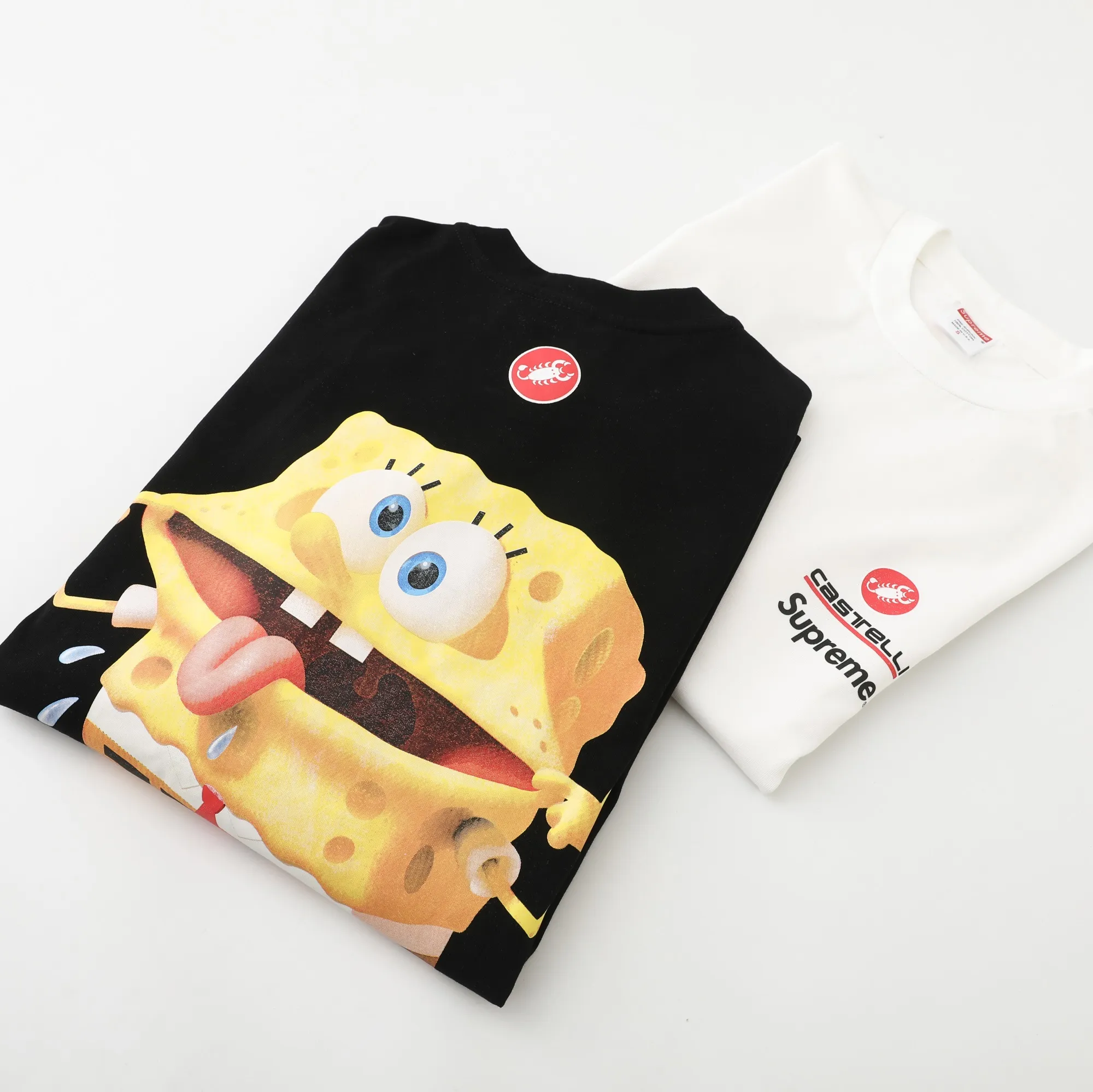 S626💰p270 Supreme x SPONGEBOB SQUAREPANTS Spongebob x CASTELLI joint model SS25 WEEK11 Racing L/S Tee SpongeBob SquarePants funny printed pattern round neck long-sleeved T-shirt Unisex 260g pure cotton material Super cute large print Very popular appearance Color: Black White Size: S M L XL (175 140 wear M) Length: 69 71 73 76 Bust: 114 118 122 126 Sleeve length: 62 63 64 65