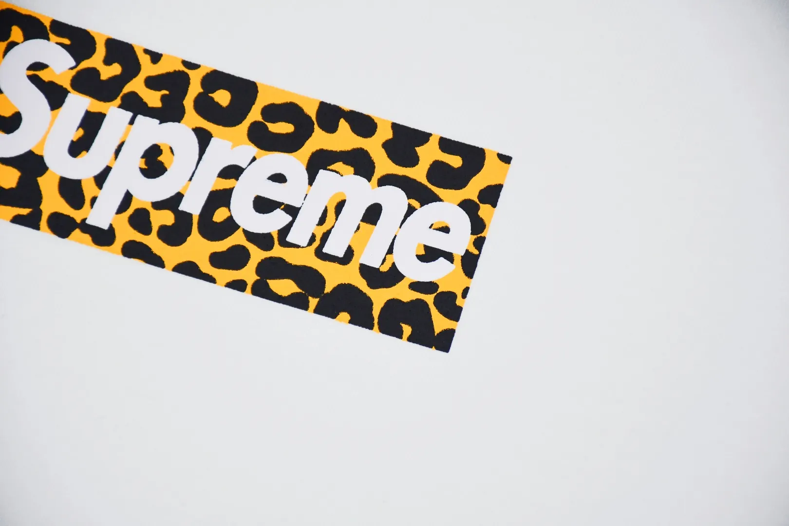 🅿️130 S145 Supreme 24ss Shanghai limited leopard print Box Logo printed short-sleeved T-shirt. Refuse to look at pictures to make products. Refuse to compare with wrong versions. Use cylinder seamless process (original process, there are no stitched bones on the side of the clothes, key points of identification) The fabrics are all custom-woven and dyed, 280g weight, 100% cotton, cylindrical fabric. Cylindrical fabric is a knitted fabric woven with a cylinder loom. The needles are distributed in a cylindrical shape on the fuselage. The gray fabric is a large cylinder, which needs to be opened and shaped before it can be used further. There are no slits on the side of the clothes, so there is no washing label on the side of ordinary short-sleeves. There is only one collar label behind the neck. The printing uses thermosetting ink printing imported from Belgium (different from conventional thermal transfer printing), also known as plastic ink, or self-adhesive ink. Its ingredients are: mainly composed of polyvinyl chloride (PVC) and phthalates. PVC and phthalates, solid color The thermoset ink is composed of a mixture of agents, stabilizers, and thickeners. It is not the digital direct printing advertised on the market. The printing texture of thermoset ink cannot be achieved by digital direct printing. The collar label has a watermark anti-counterfeiting effect, a real anti-counterfeiting layer, a version with a high probability of passing the inspection, and a high probability of passing the original packaging picture. Size：S-XL