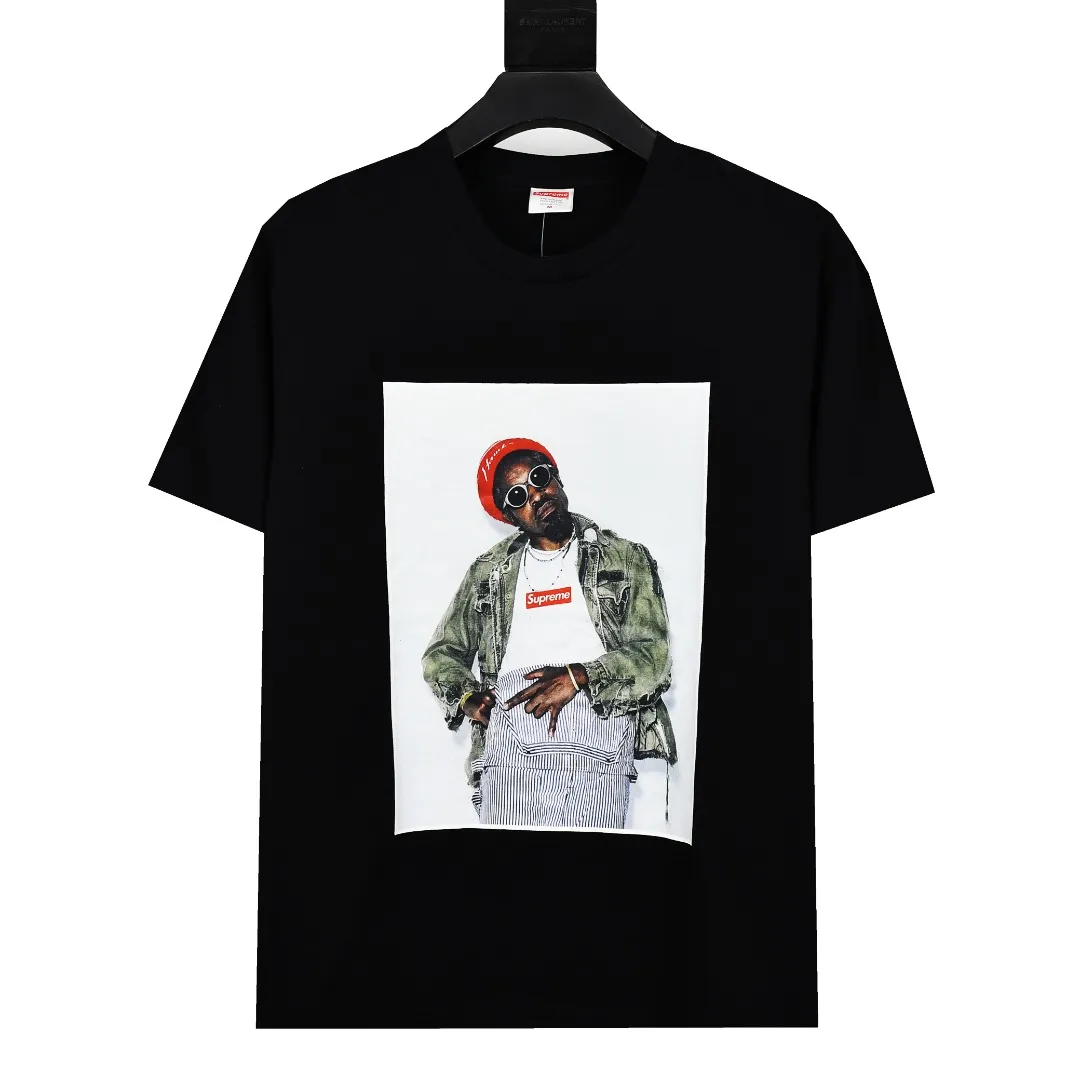 🅿️130 S76 top version Supreme 22FW André Tee André Benjamin photo character T-shirt short sleeves. For those of us who focus on top Sup products, this short sleeve is naturally available. It adopts cylindrical seamless technology (original technology, there are no stitched bones on the side of the clothes, the focus of identification) The fabrics are all custom-woven and dyed, 280g weight, 100% cotton, cylindrical fabric. Cylindrical fabric is a knitted fabric woven with a cylinder loom. The needles are distributed in a cylindrical shape on the fuselage. The gray fabric is a large cylinder, which needs to be opened and shaped before further use. There is no slit on the side of the clothes, so there is no washing label on the side of ordinary short-sleeves. There is only one collar label behind the neck. The printing is printed with thermosetting ink, also known as plastic. Ink, or self-adhesive ink, contains ingredients: mainly composed of polyvinyl chloride (PVC) and phthalates. PVC and phthalates, fixing agents, stabilizers, and thickeners are mixed to form a thermal ink. Solid ink is not the digital direct printing advertised on the market. The printing texture of thermoset ink is something that digital direct printing cannot achieve. The collar label has a watermark anti-counterfeiting effect, a real anti-counterfeiting layer, a probability of passing the version, and a high probability of passing the original packaging picture. Size：S-XL